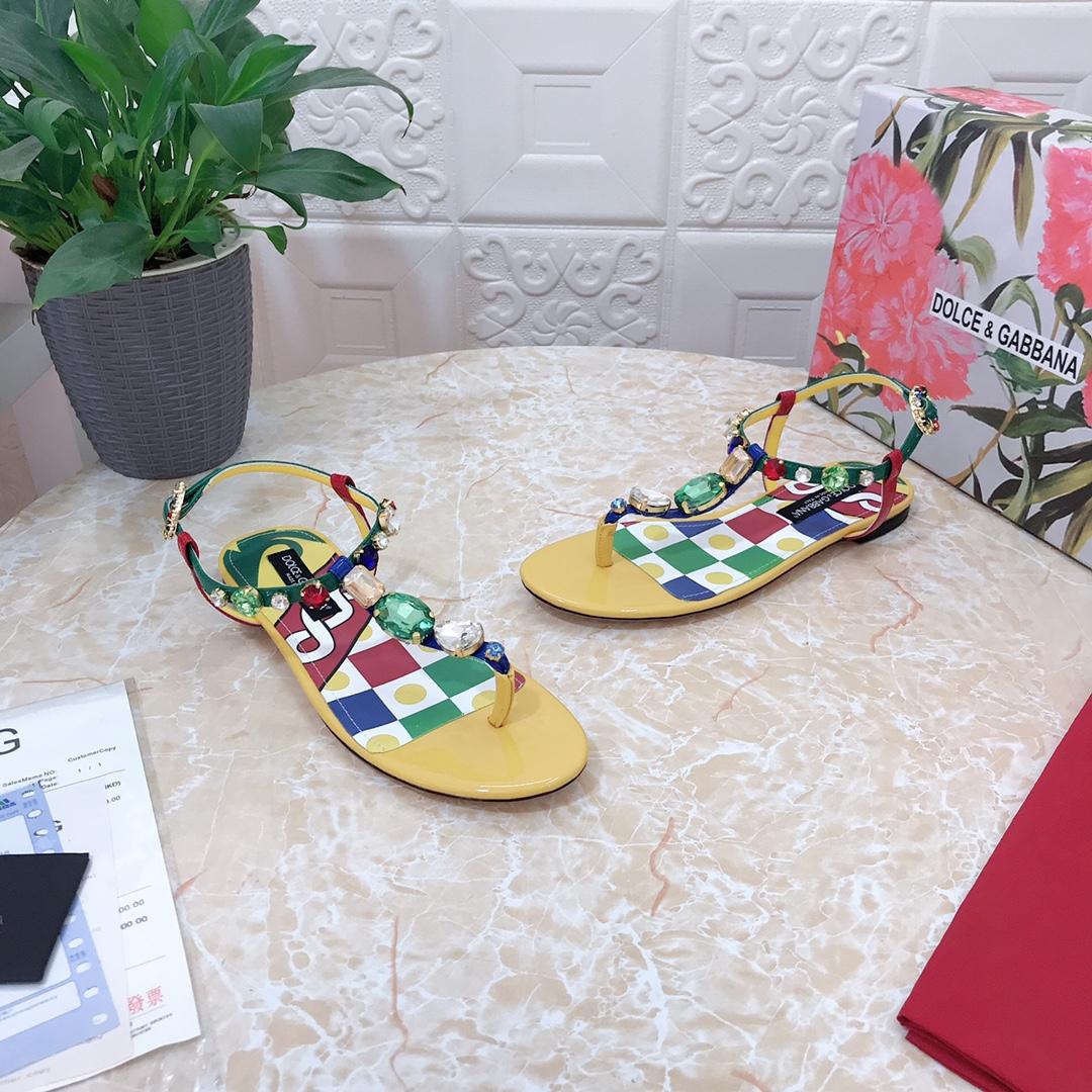Dolce & Gabbana Zehenstegsandalen aus Lackleder - EUR FASHION
