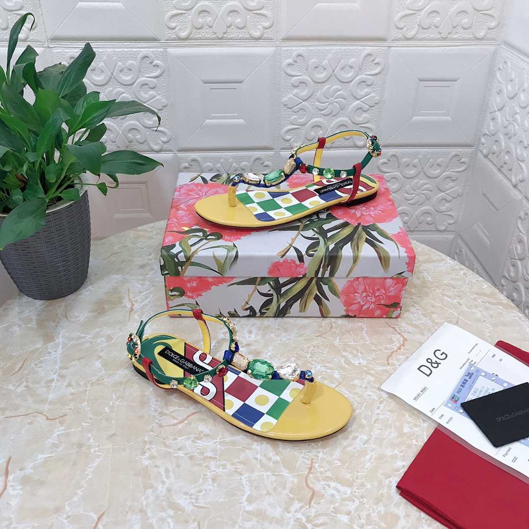Dolce & Gabbana Zehenstegsandalen aus Lackleder - EUR FASHION