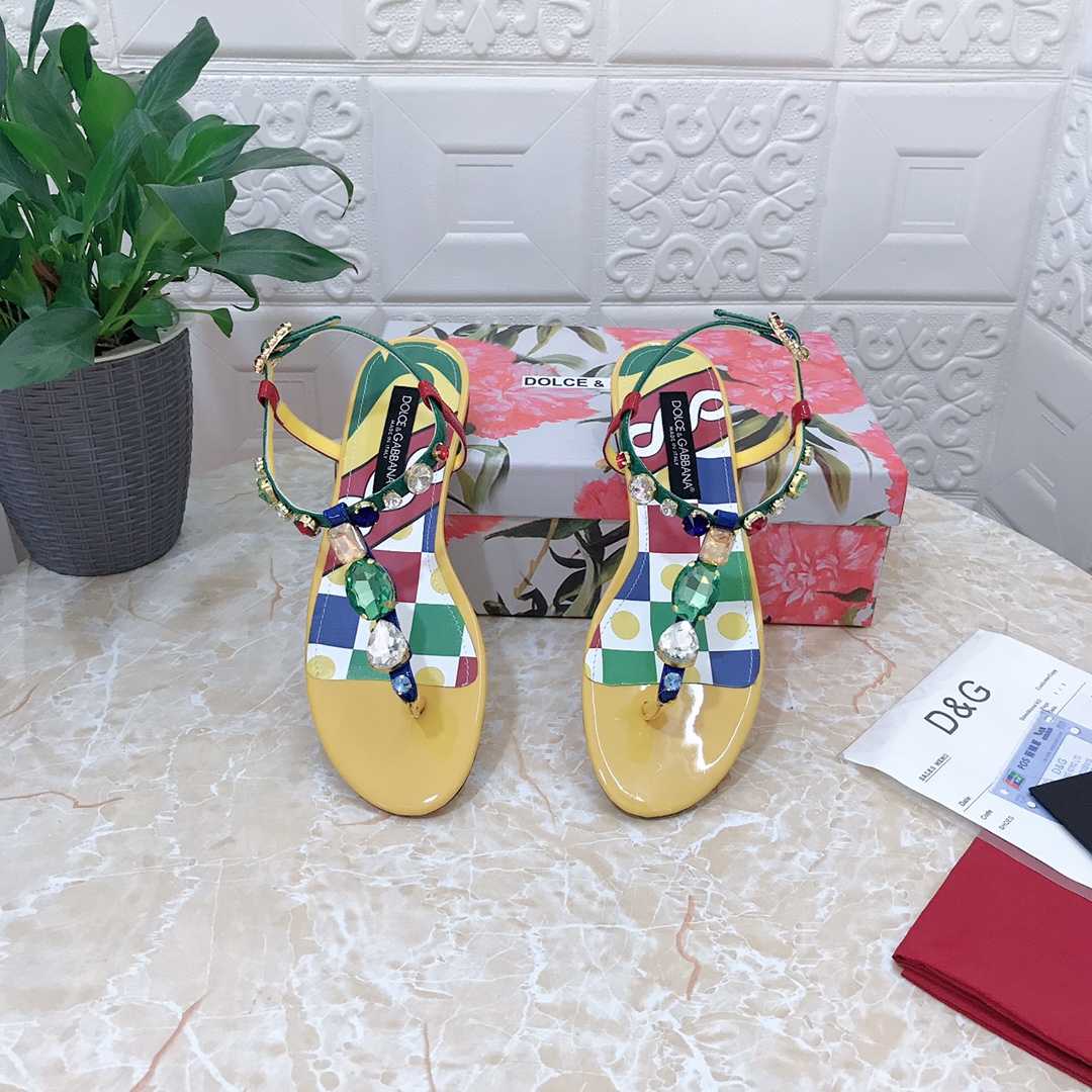 Dolce & Gabbana Zehenstegsandalen aus Lackleder - EUR FASHION