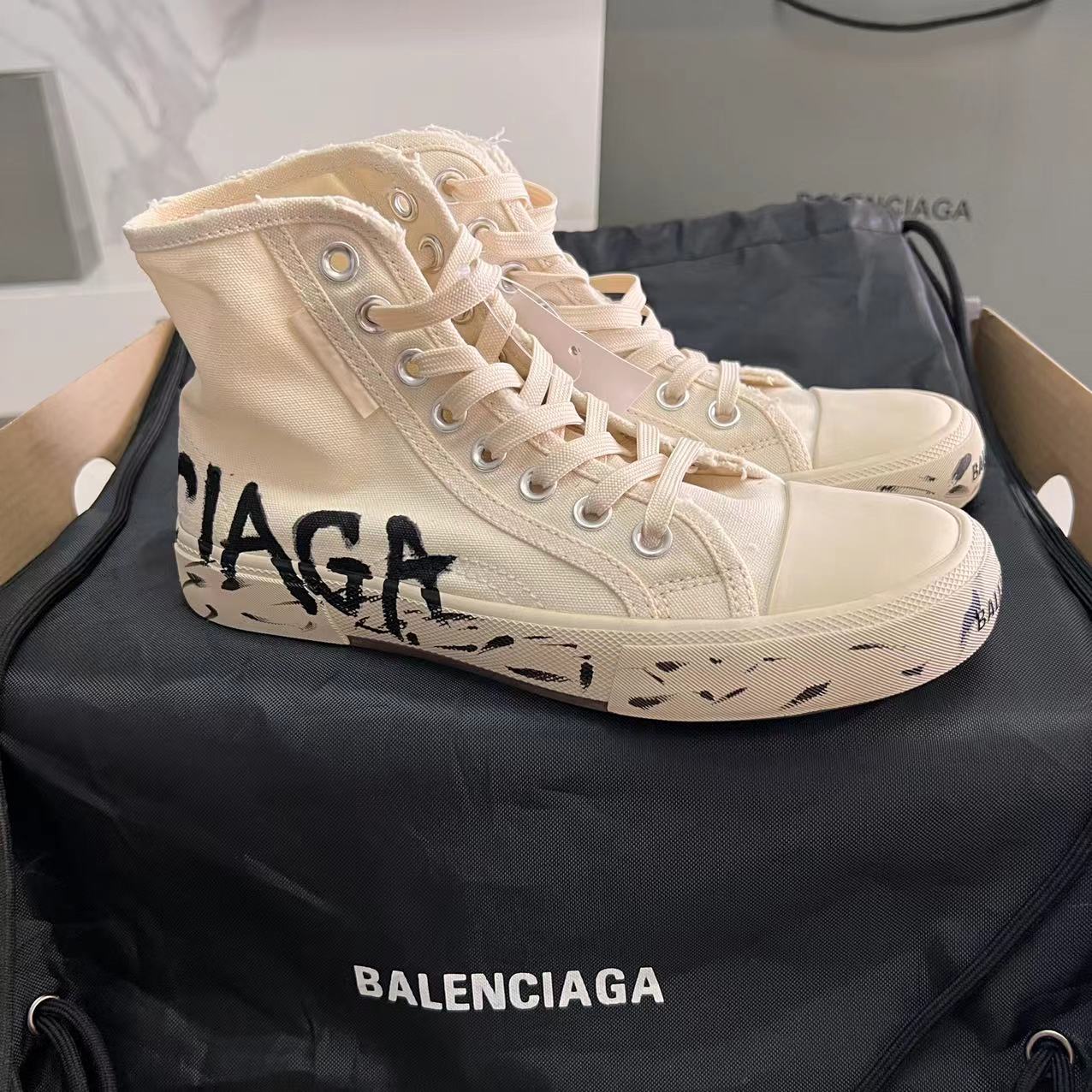 Balenciaga Paris – High-Top-Graffiti-Sneaker in Weiß - EUR FASHION