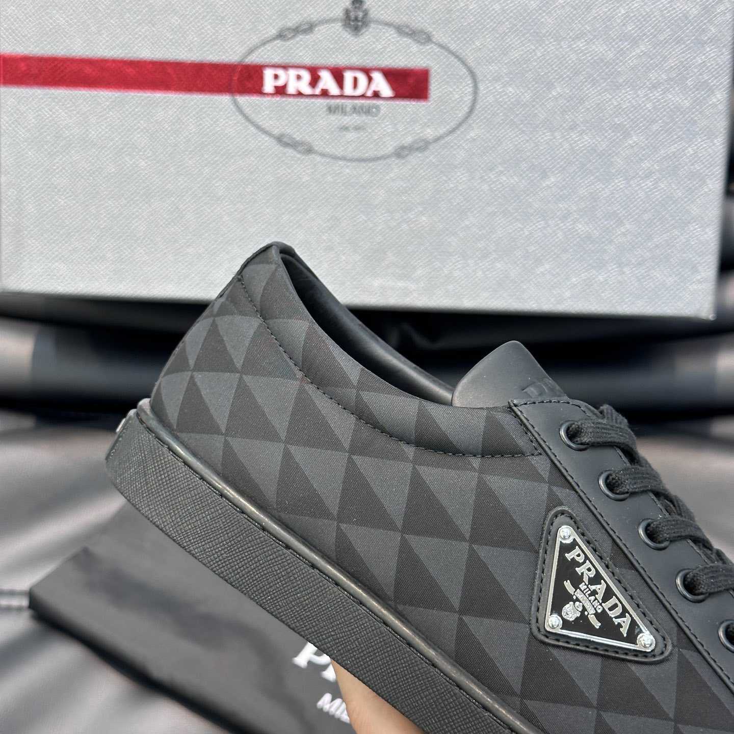 Prada-Sneaker aus Leder und Re-Nylon - EUR FASHION