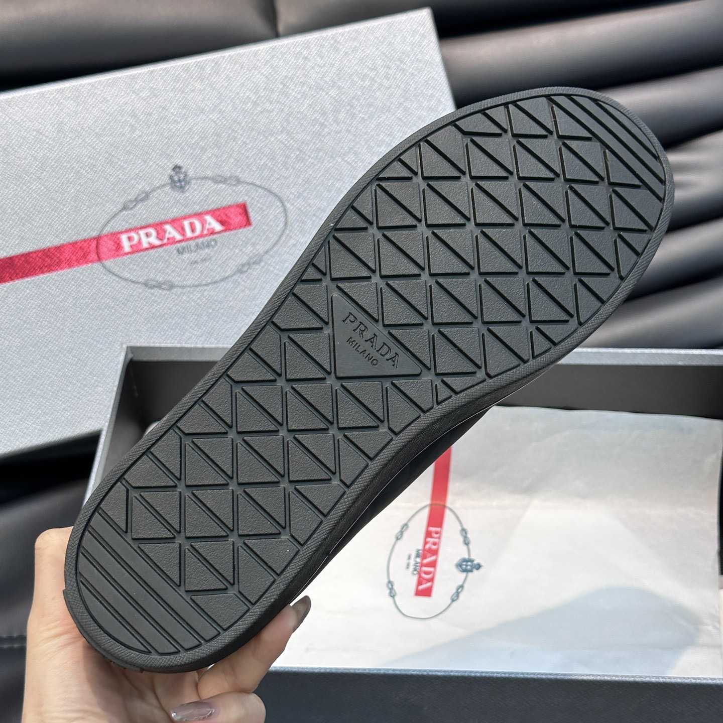 Prada-Sneaker aus Leder und Re-Nylon - EUR FASHION