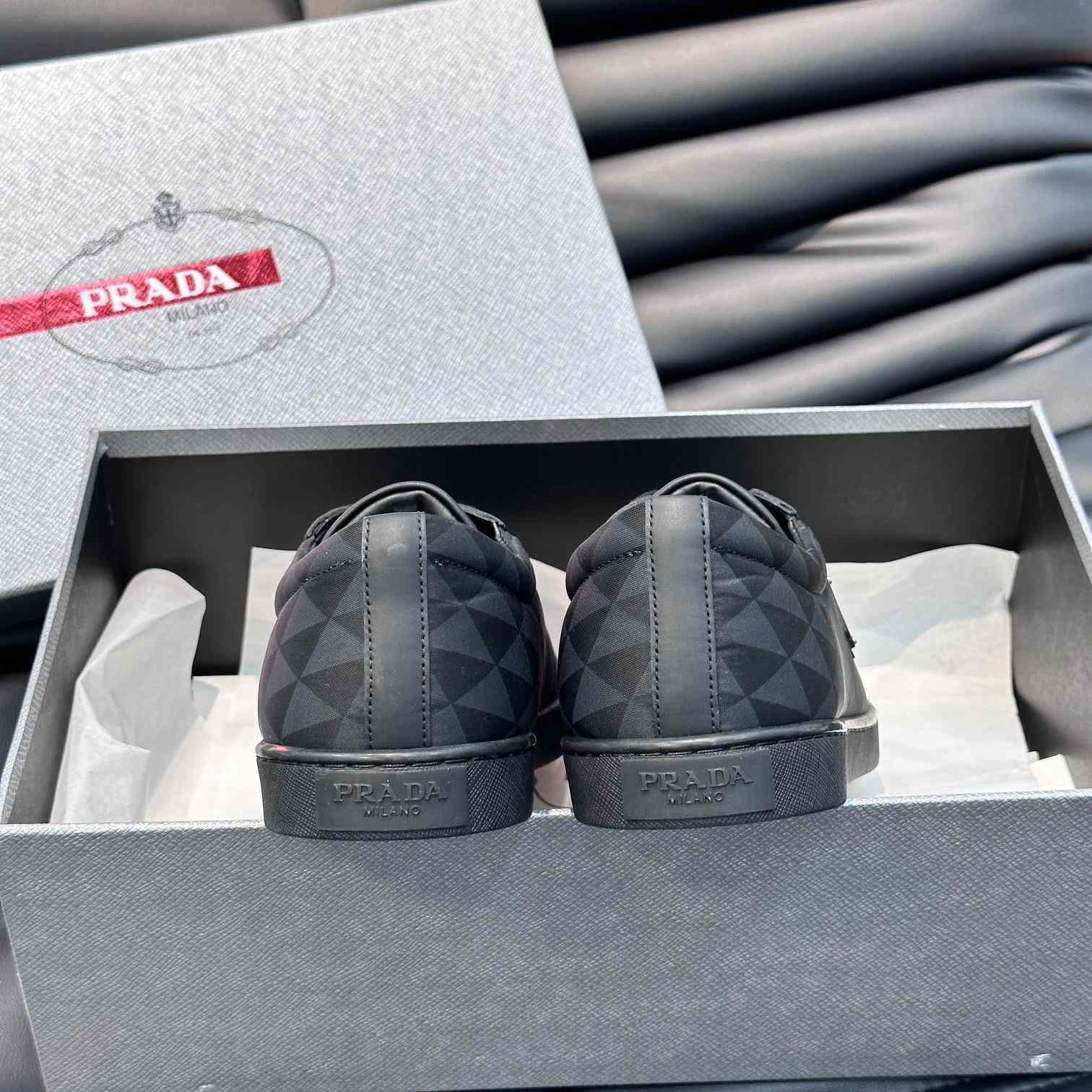 Prada-Sneaker aus Leder und Re-Nylon - EUR FASHION