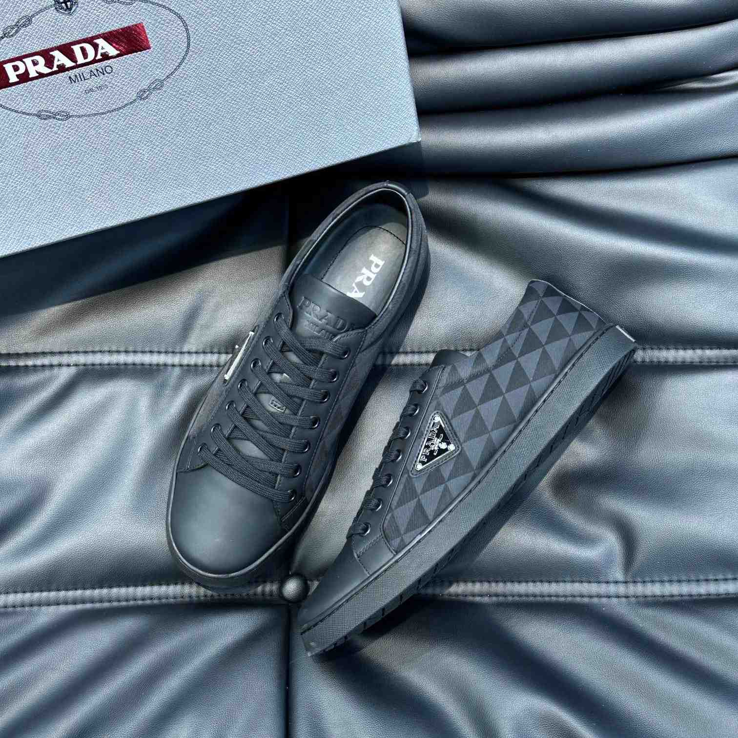 Prada-Sneaker aus Leder und Re-Nylon - EUR FASHION
