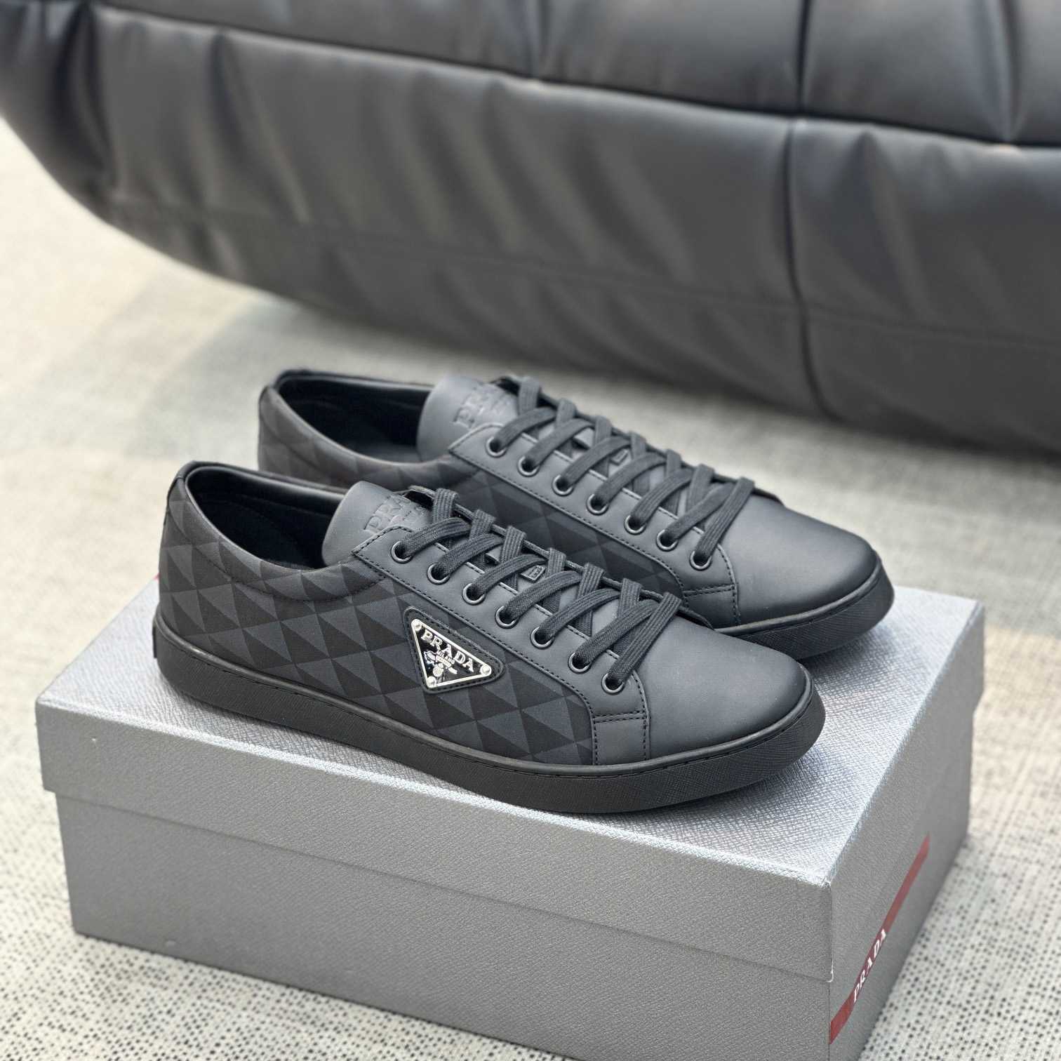 Prada-Sneaker aus Leder und Re-Nylon - EUR FASHION