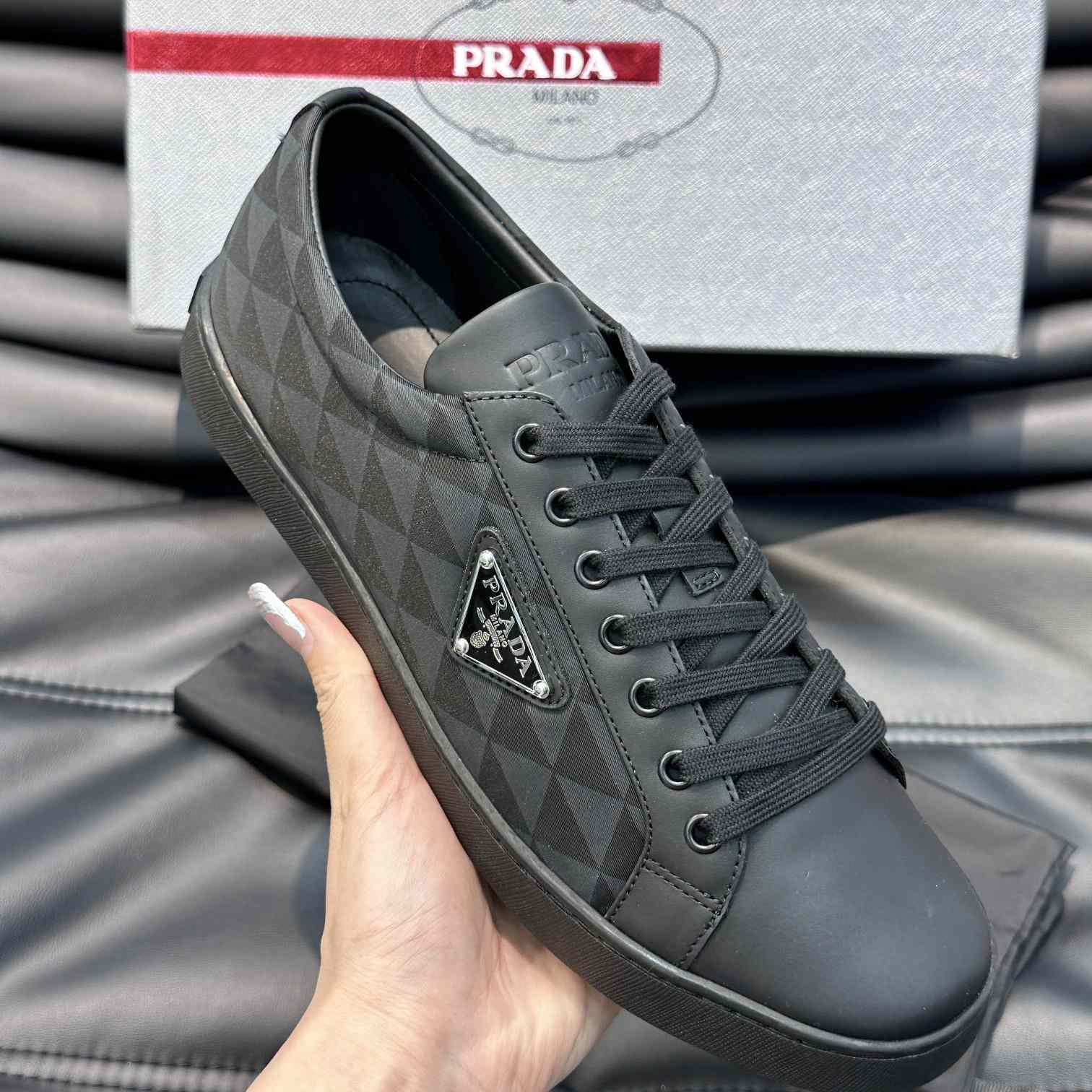 Prada-Sneaker aus Leder und Re-Nylon - EUR FASHION