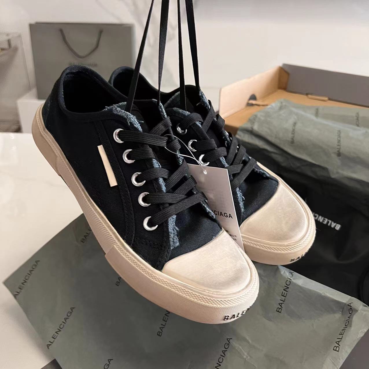 Balenciaga Paris – Low-Top-Sneaker in Schwarz - EUR FASHION