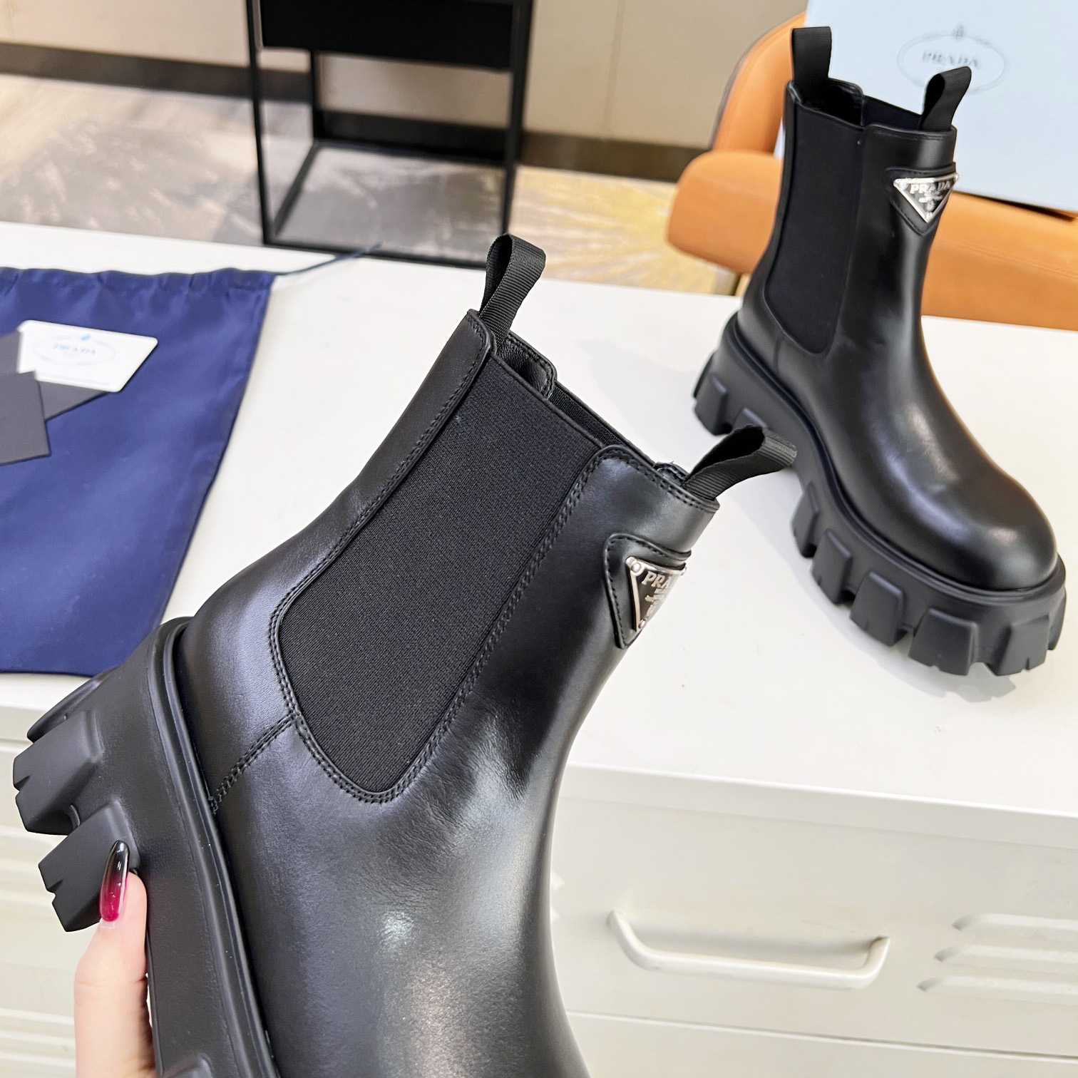 Prada Monolith Stiefeletten aus gebürstetem Leder - EUR FASHION