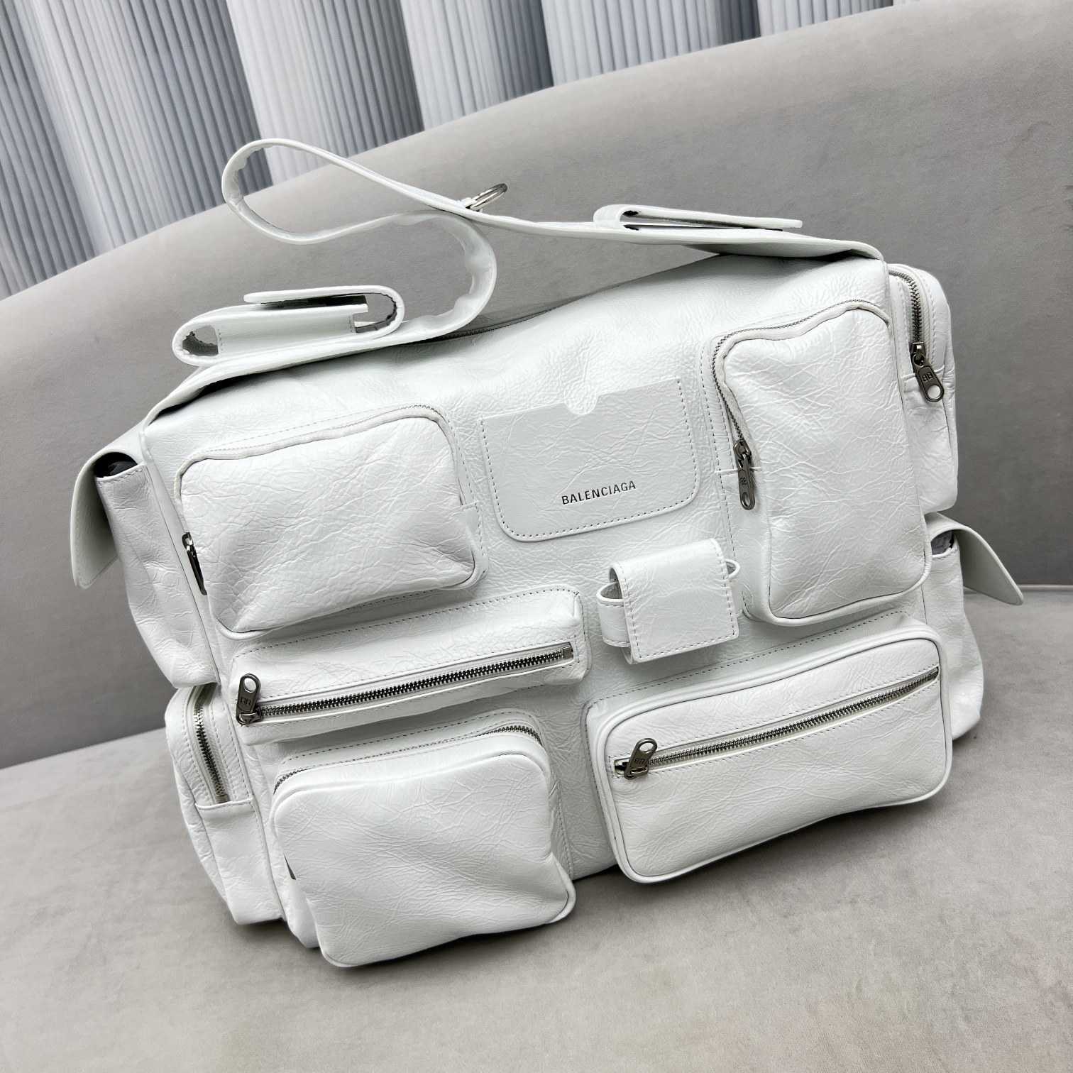 Balenciaga Superbusy Große Umhängetasche in Weiß - EUR FASHION