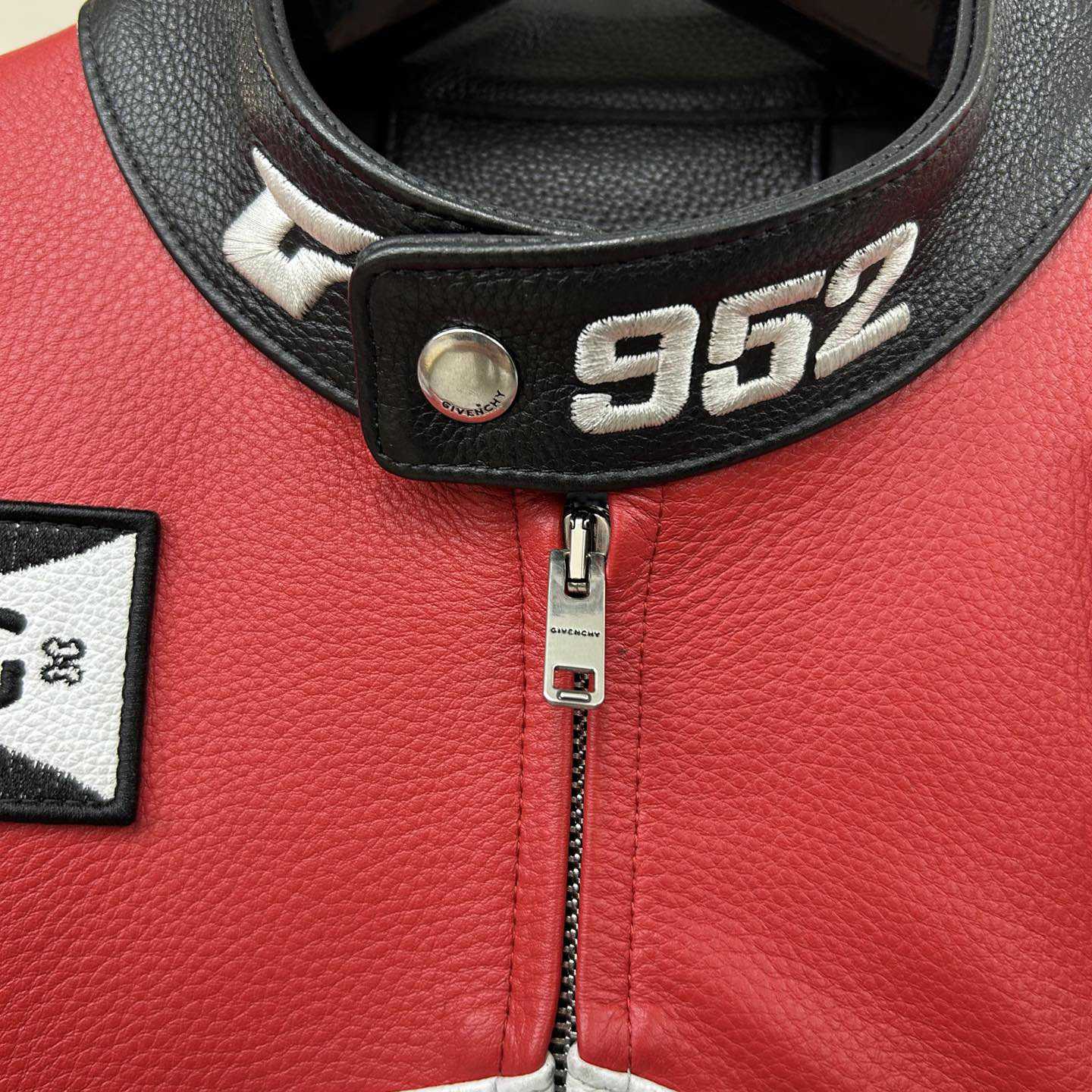 Rote Bikerjacke mit 4g-Motiv von Givenchy - EUR FASHION