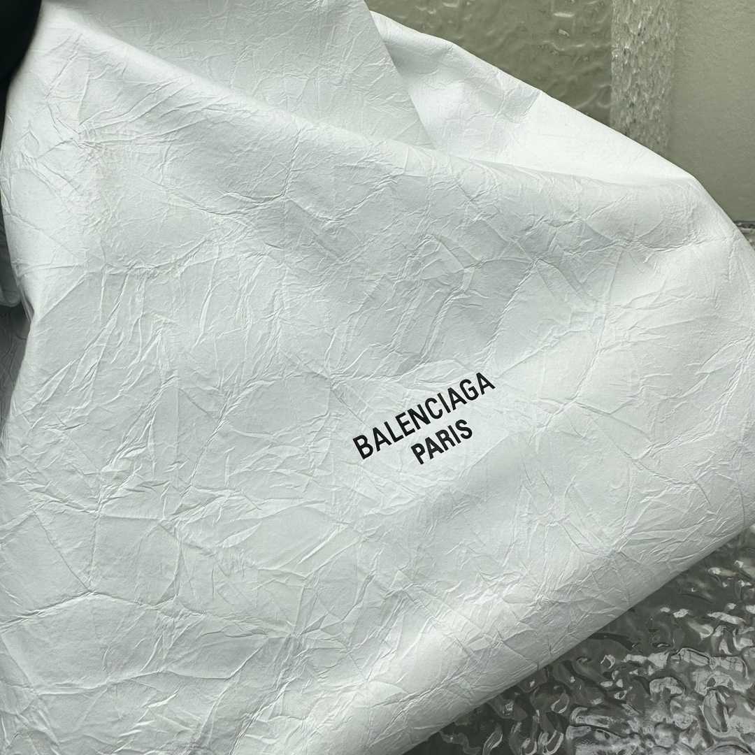 Balenciaga – Kleine „Crush“-Tragetasche in Weiß (27 x 10 x 32 cm) - EUR FASHION