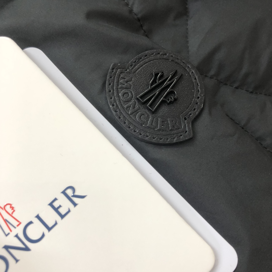 Moncler Besbre kurze Daunenjacke - EUR FASHION