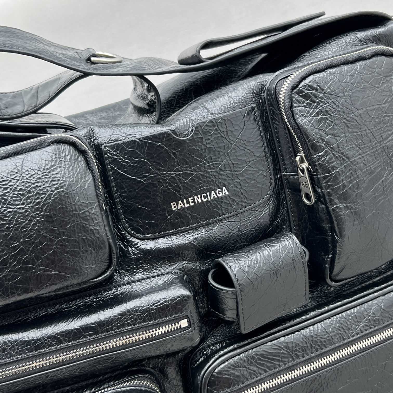 Balenciaga – Große Umhängetasche „Superbusy“ in Schwarz - EUR FASHION