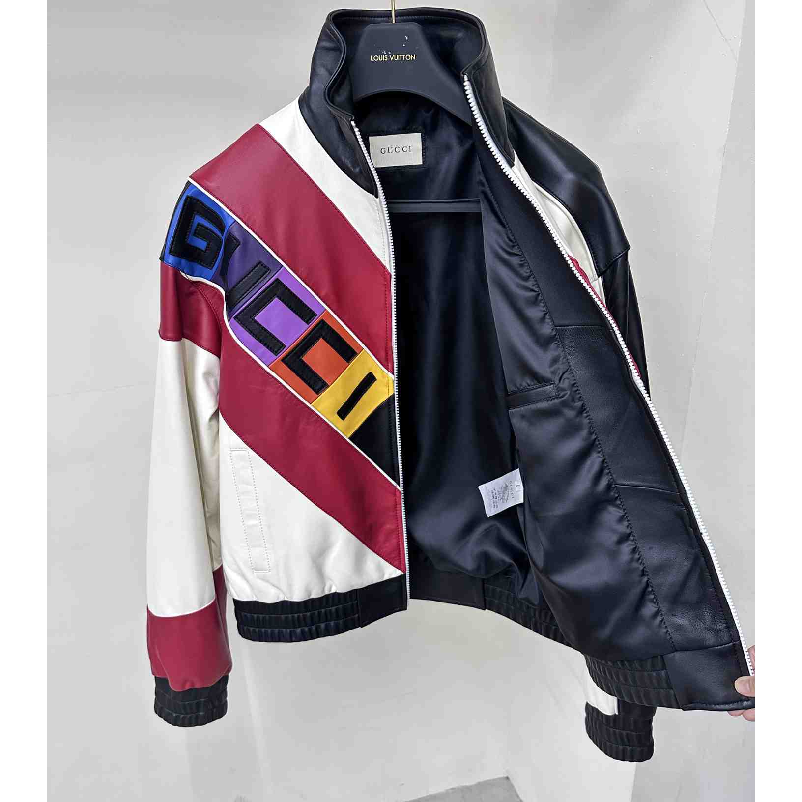 Gucci-Bomberjacke aus Leder mit Gucci-Schriftzug - EUR FASHION