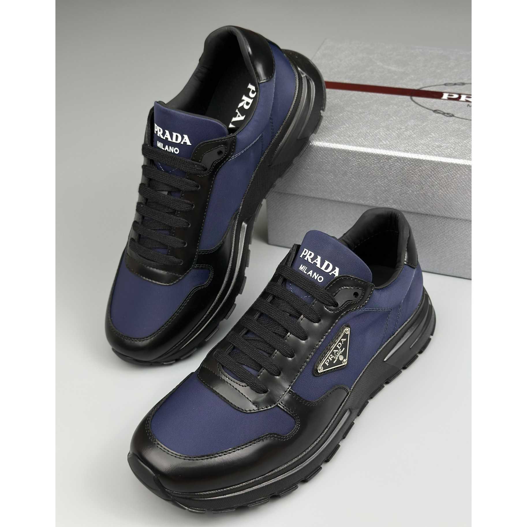 Prada-Sneaker aus Re-Nylon und gebürstetem Leder - EUR FASHION