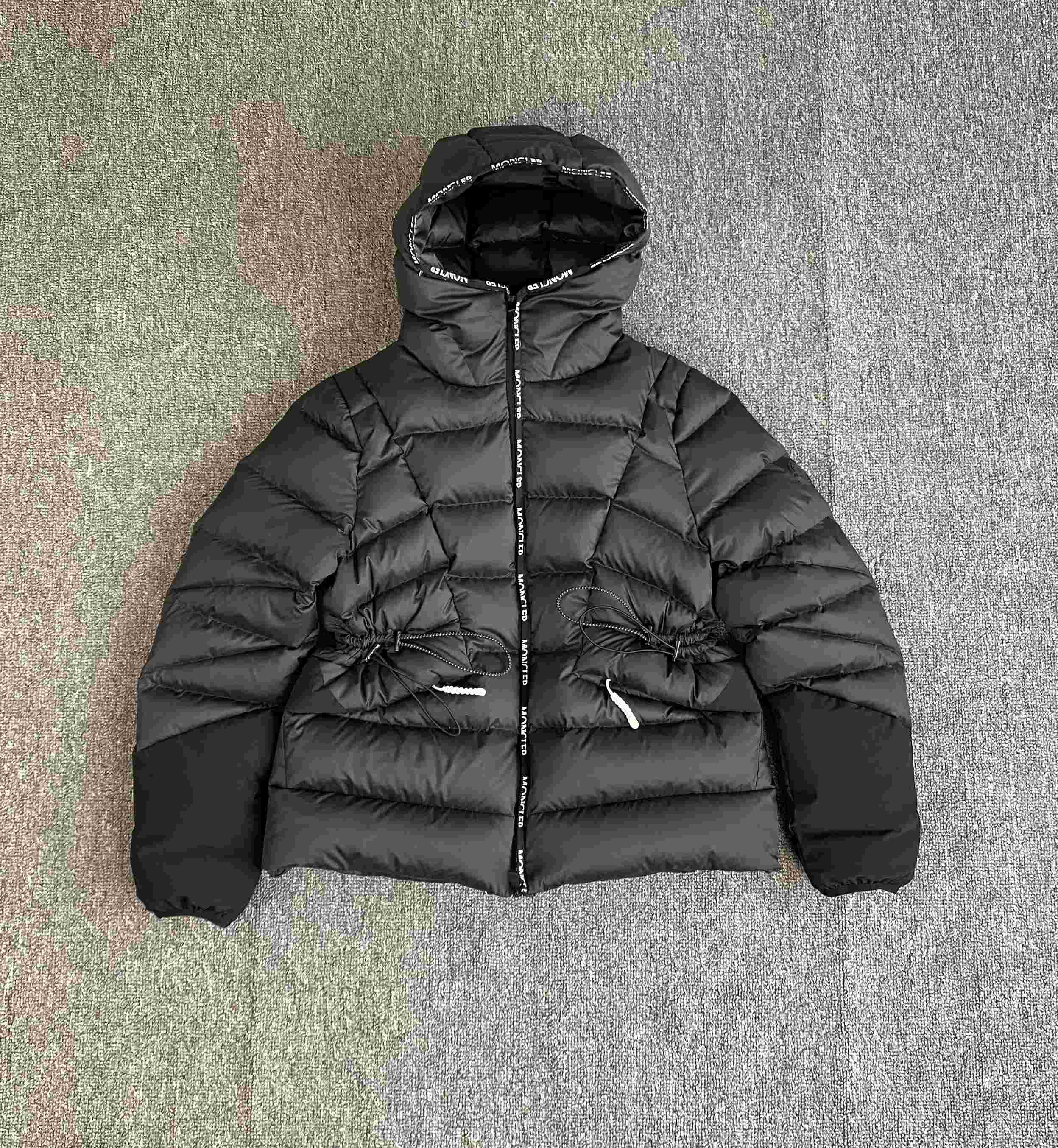 Moncler Sittang kurze Daunenjacke - EUR FASHION