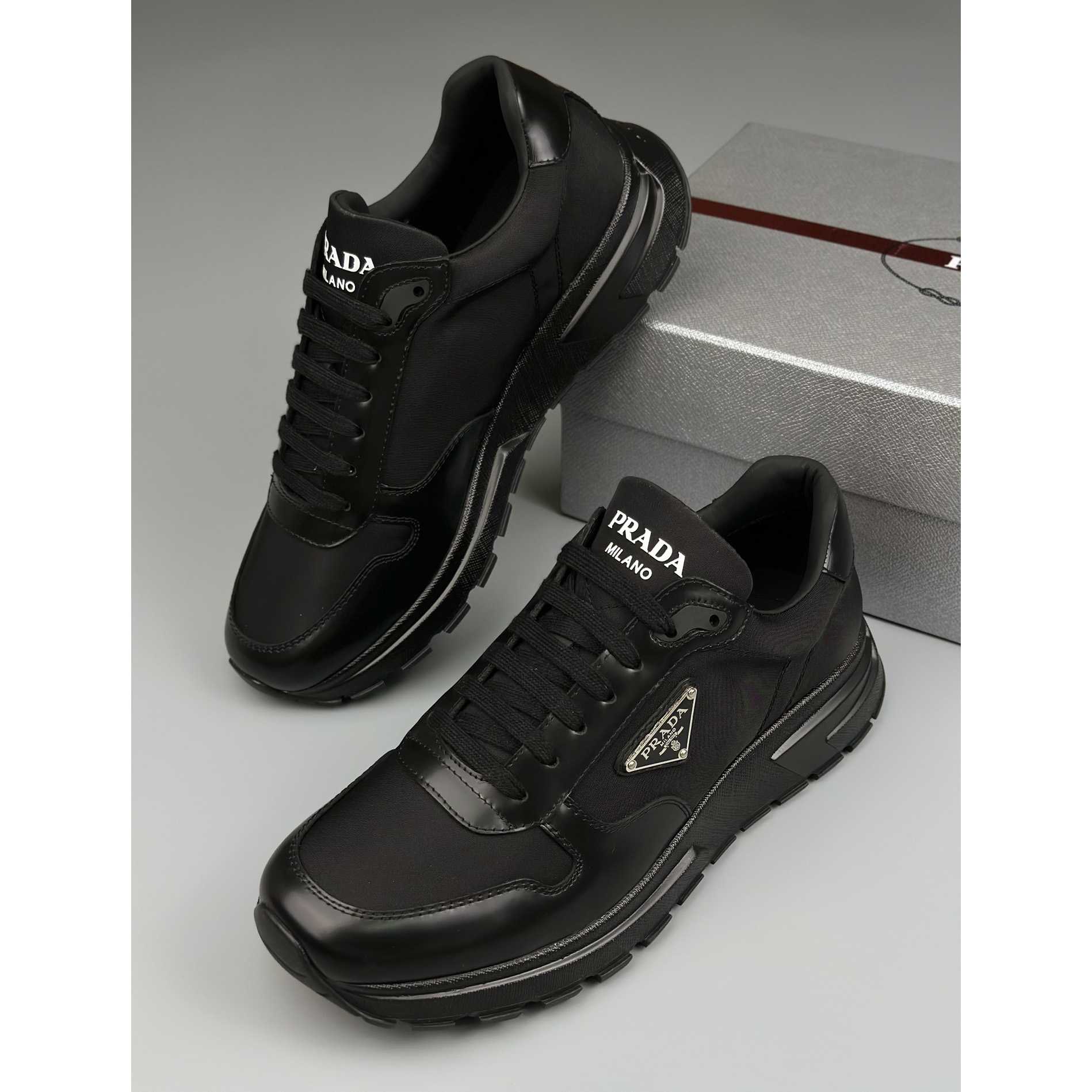 Prada-Sneaker aus Re-Nylon und gebürstetem Leder - EUR FASHION