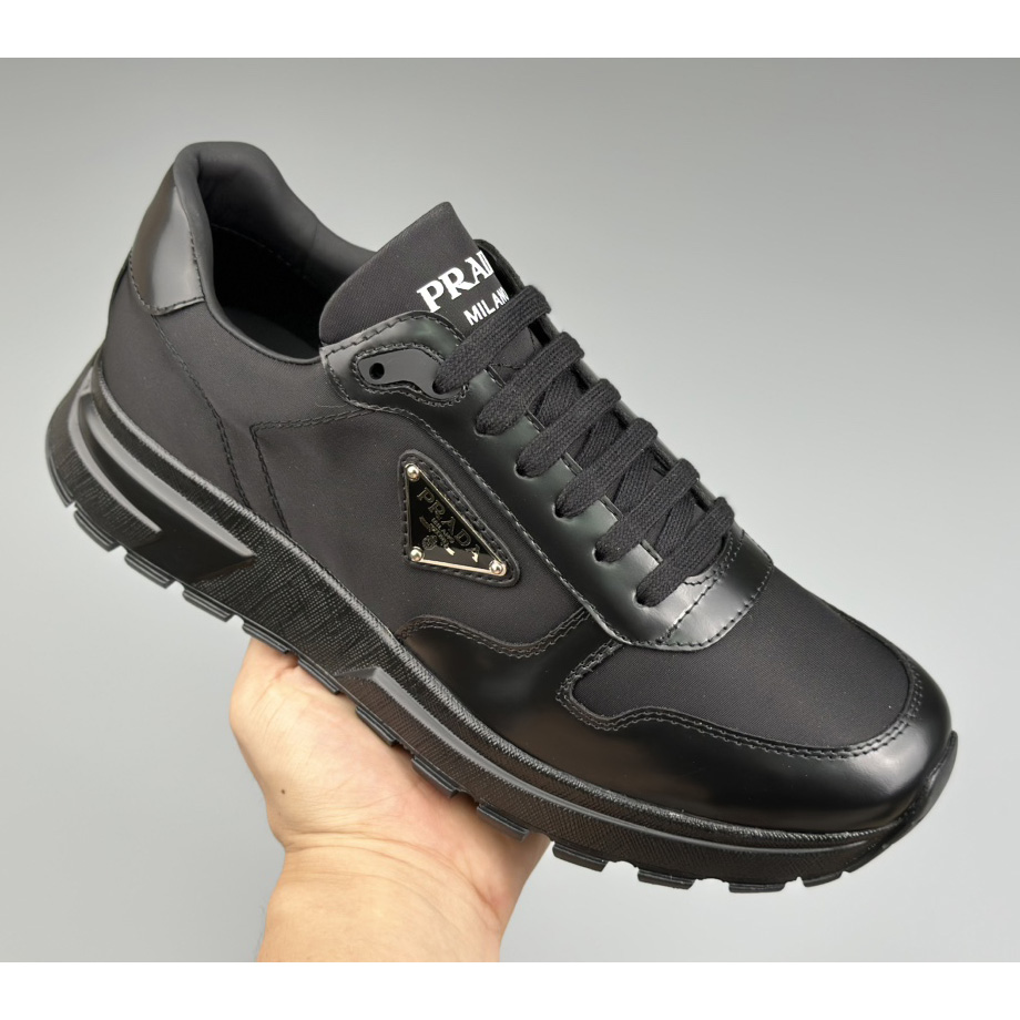 Prada-Sneaker aus Re-Nylon und gebürstetem Leder - EUR FASHION