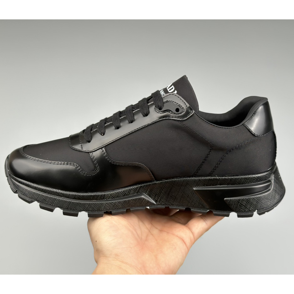 Prada-Sneaker aus Re-Nylon und gebürstetem Leder - EUR FASHION