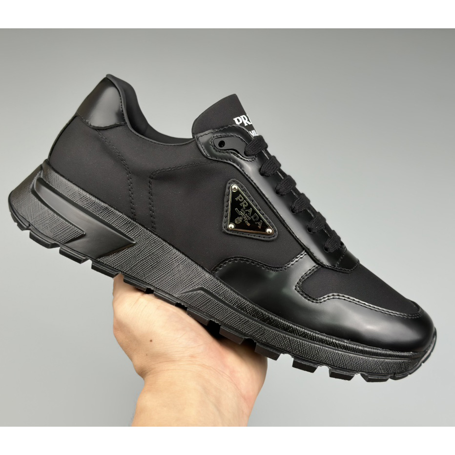 Prada-Sneaker aus Re-Nylon und gebürstetem Leder - EUR FASHION