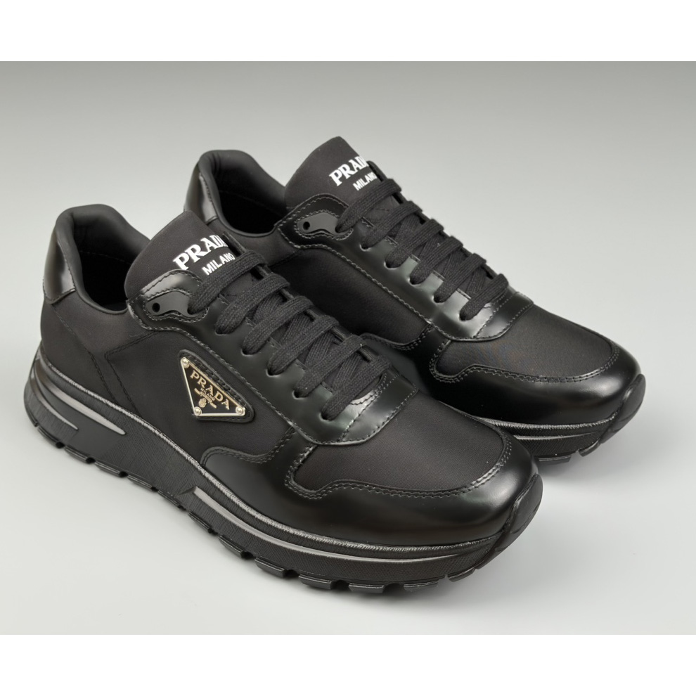 Prada-Sneaker aus Re-Nylon und gebürstetem Leder - EUR FASHION