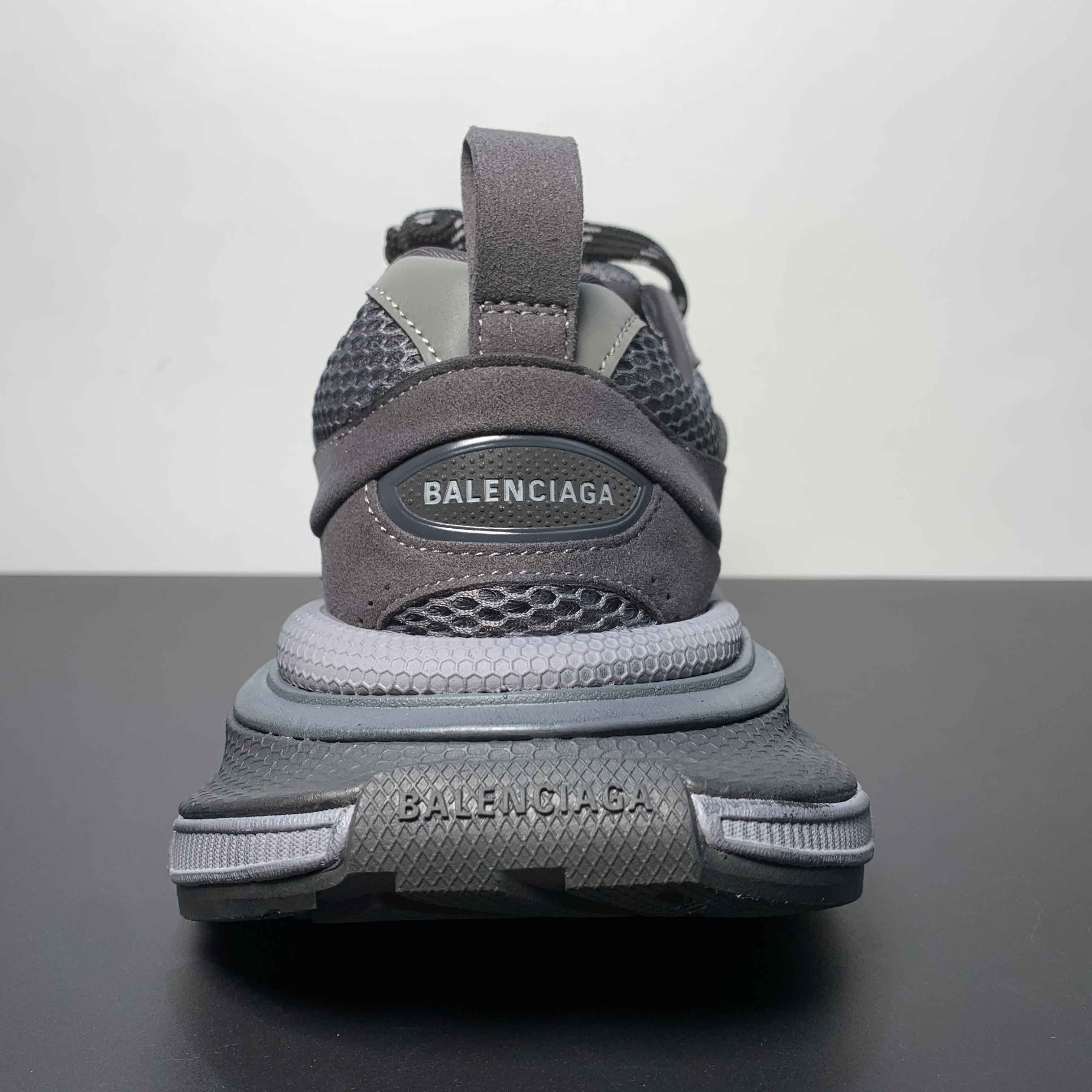 Balenciaga 3XL Sneaker in Dunkelgrau<br>
 - EUR FASHION