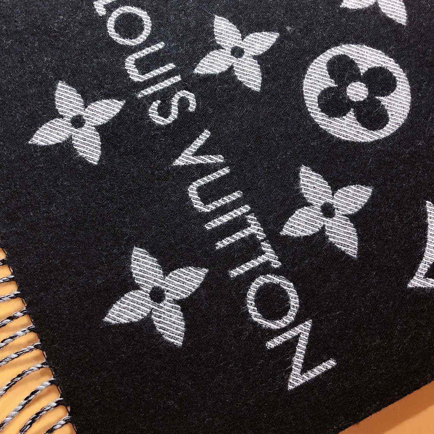 Louis Vuitton LV Essential Scarf - EUR FASHION