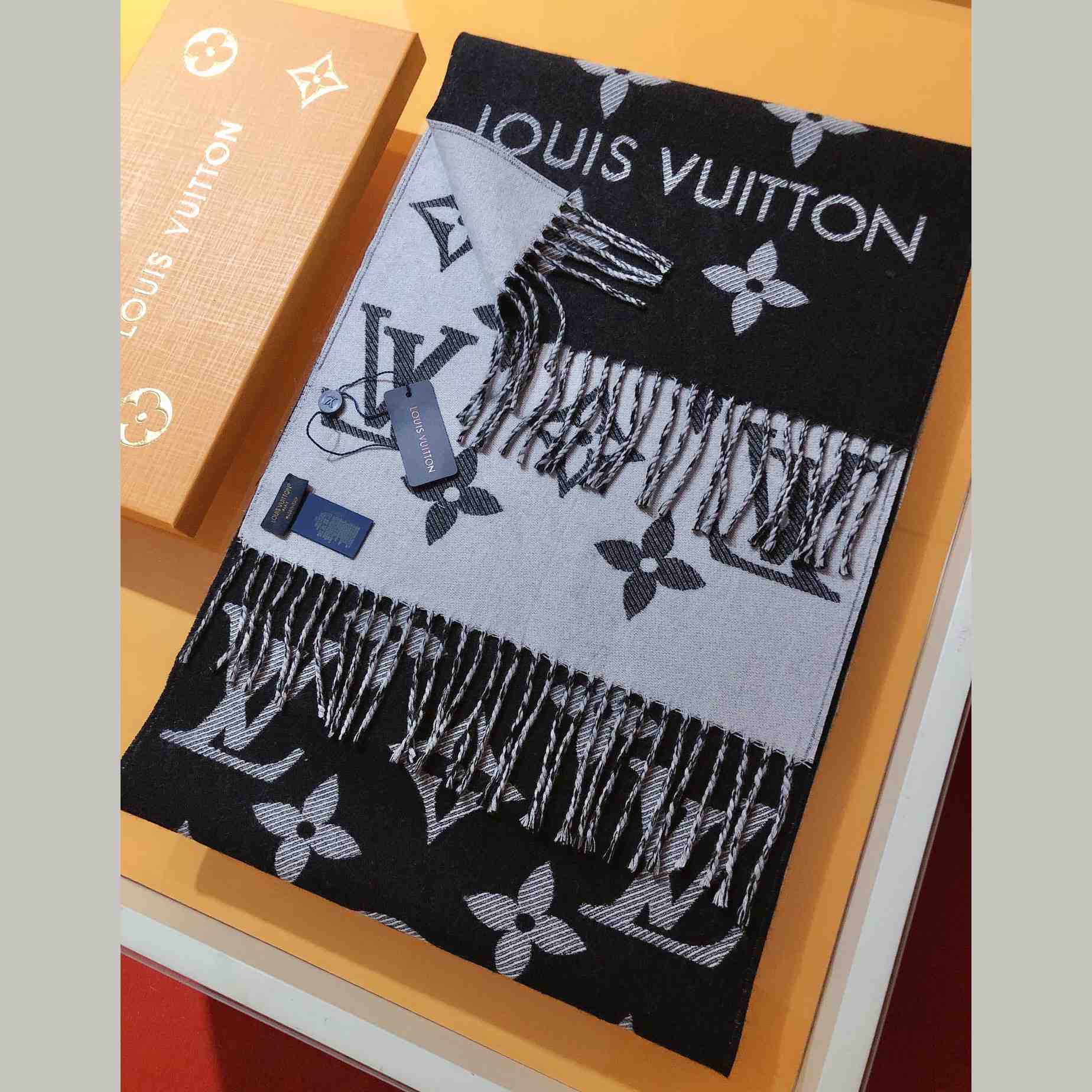 Louis Vuitton LV Essential Scarf - EUR FASHION