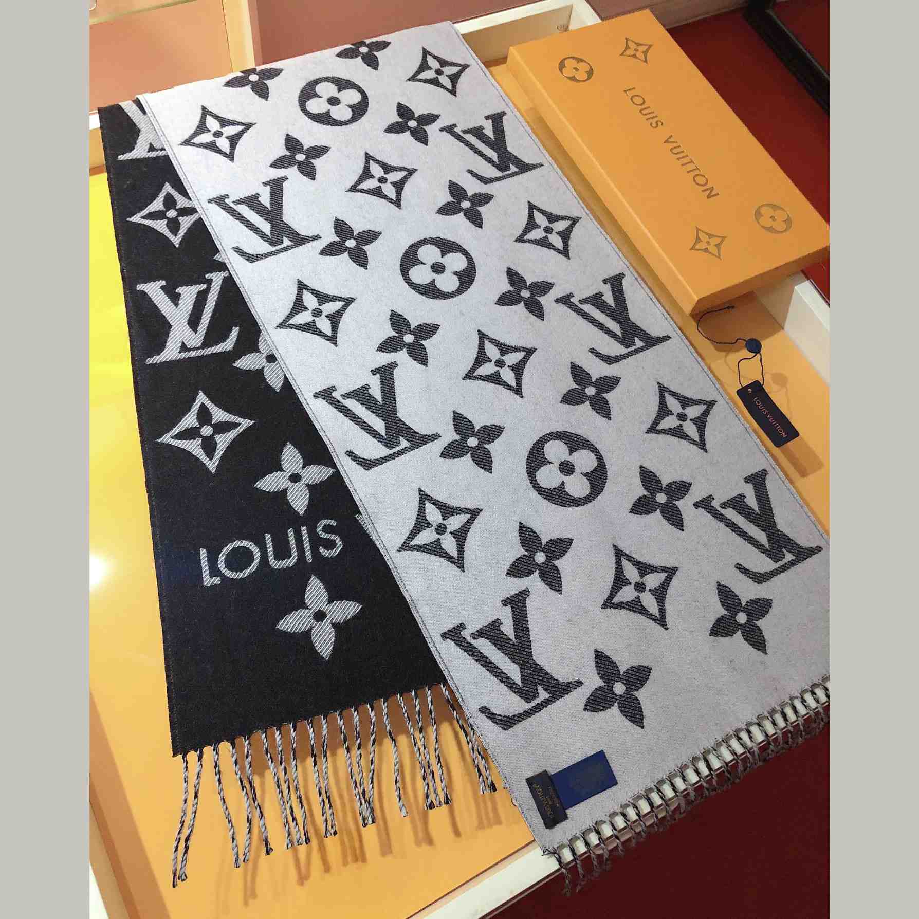 Louis Vuitton LV Essential Scarf - EUR FASHION