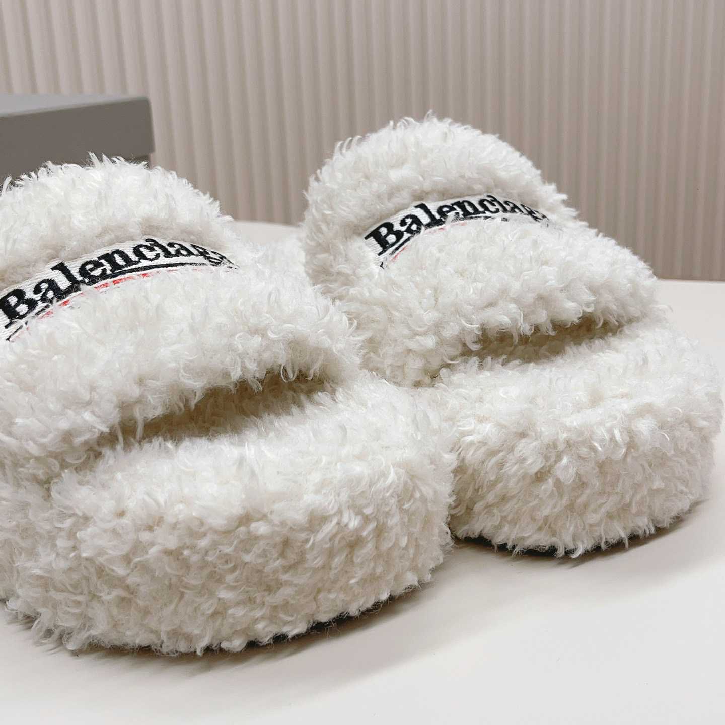 Balenciaga Pelzige Plateausandale in Weiß<br>
 - EUR FASHION