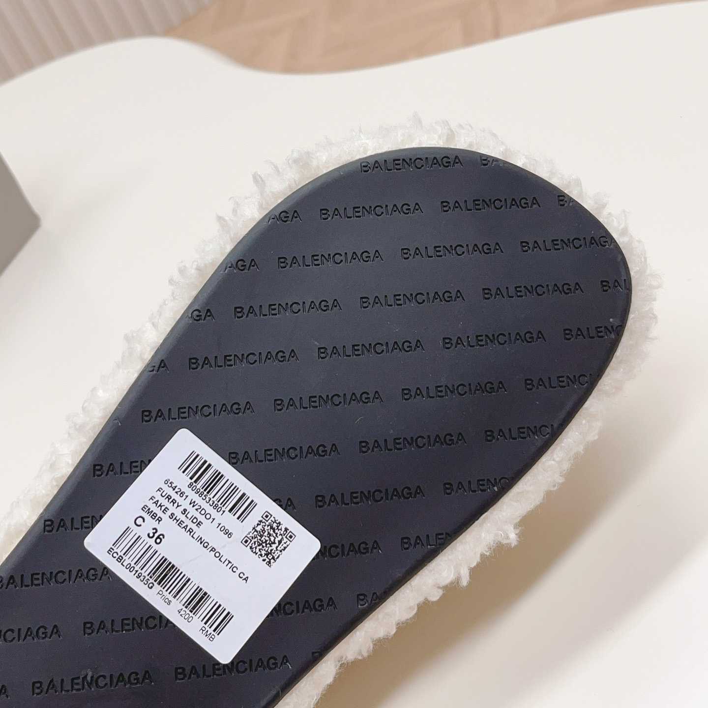 Balenciaga Pelzige Plateausandale in Weiß<br>
 - EUR FASHION