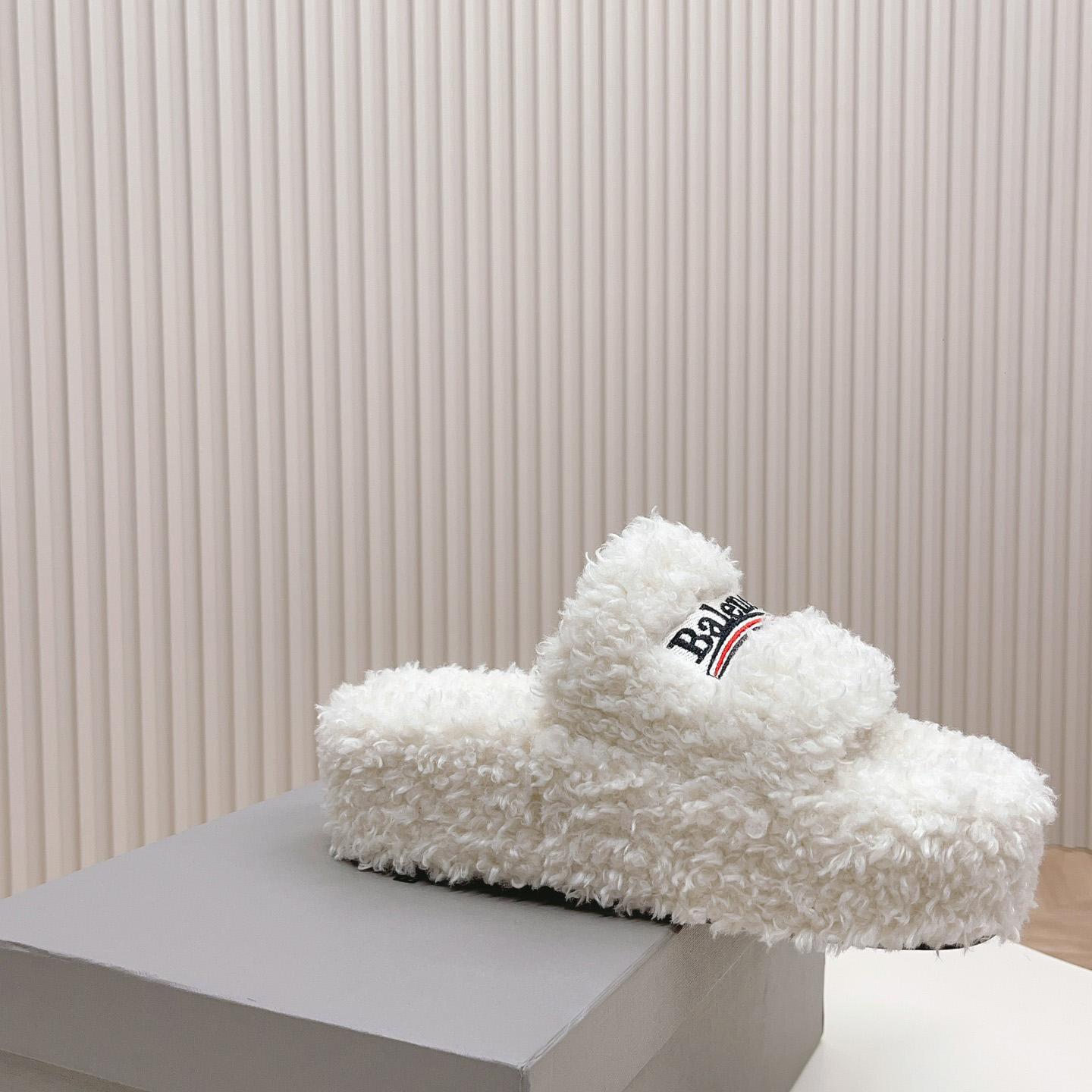 Balenciaga Pelzige Plateausandale in Weiß<br>
 - EUR FASHION