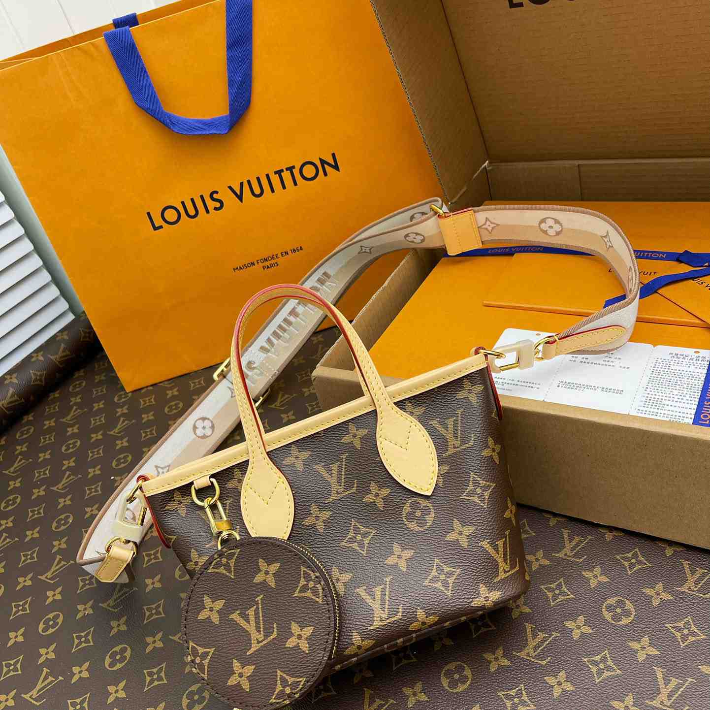 Louis Vuitton Neverfull BB M46705<br>
 - EUR FASHION