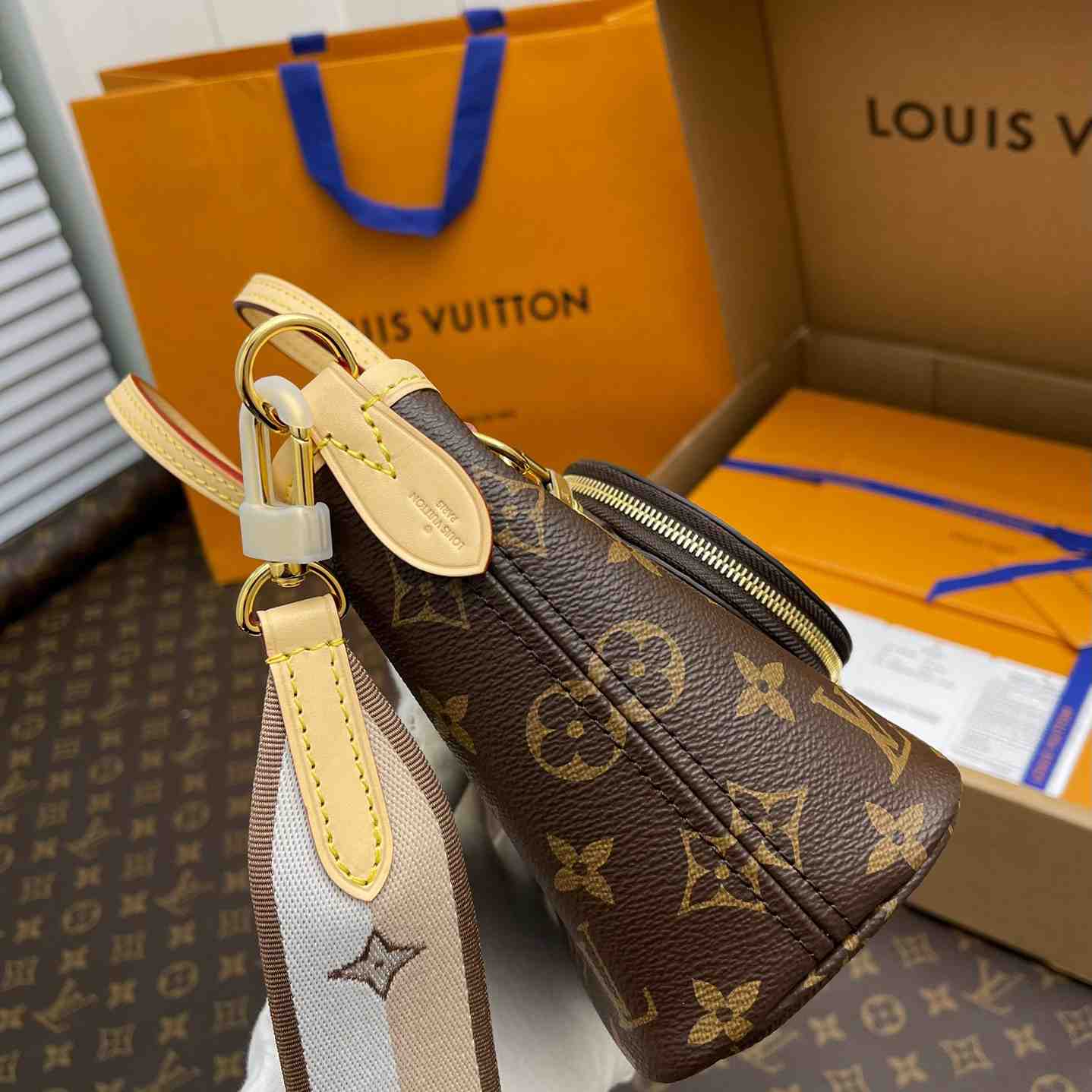 Louis Vuitton Neverfull BB M46705<br>
 - EUR FASHION