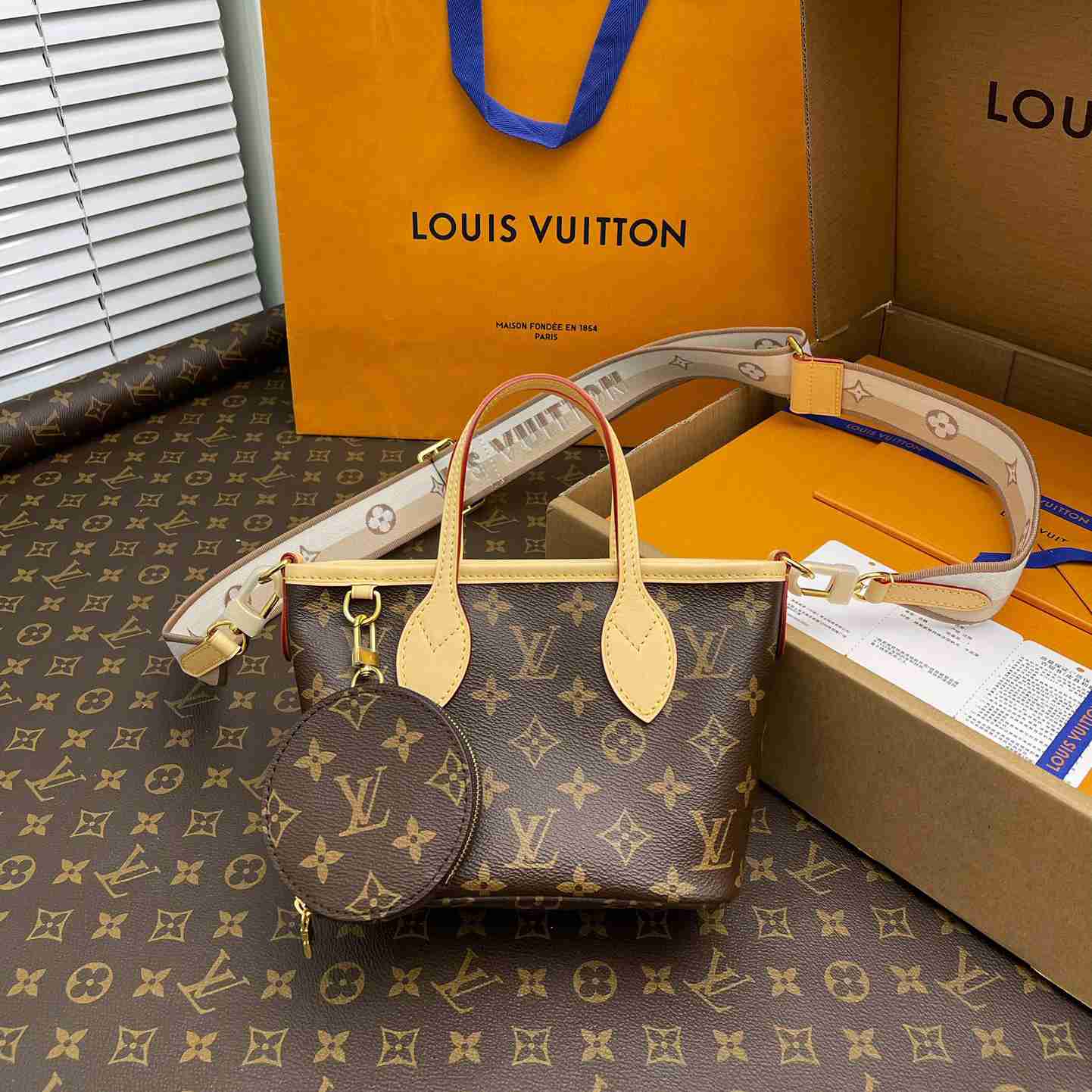 Louis Vuitton Neverfull BB M46705<br>
 - EUR FASHION