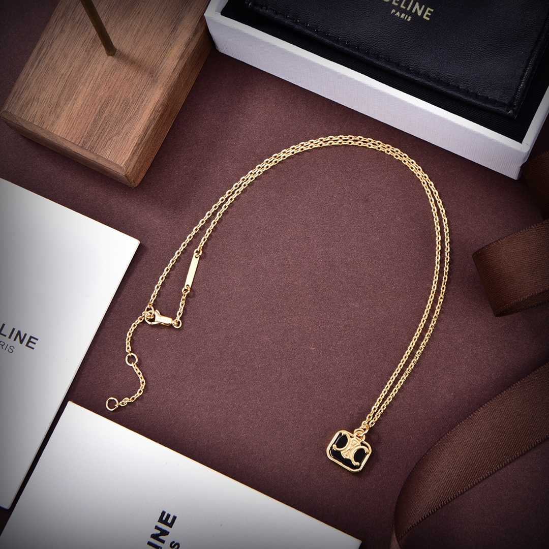 Celine Triomphe Indie Halskette mit kleinen Charms aus Messing mit Goldfinish und Nero Assoluto<br>
 - EUR FASHION