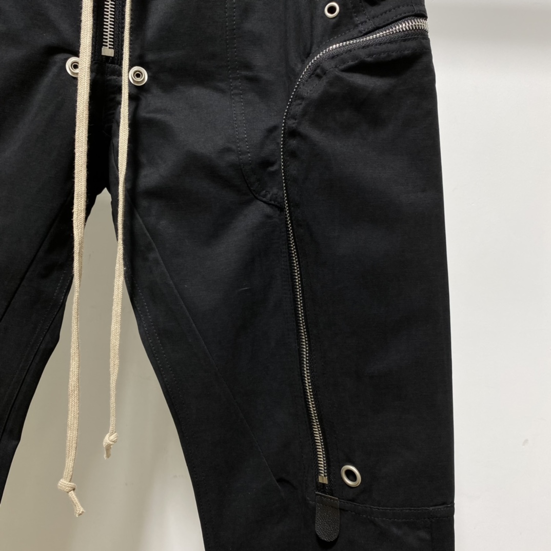 Schwarze Bauhaus-Cargohose von Rick Owens<br>
 - EUR FASHION