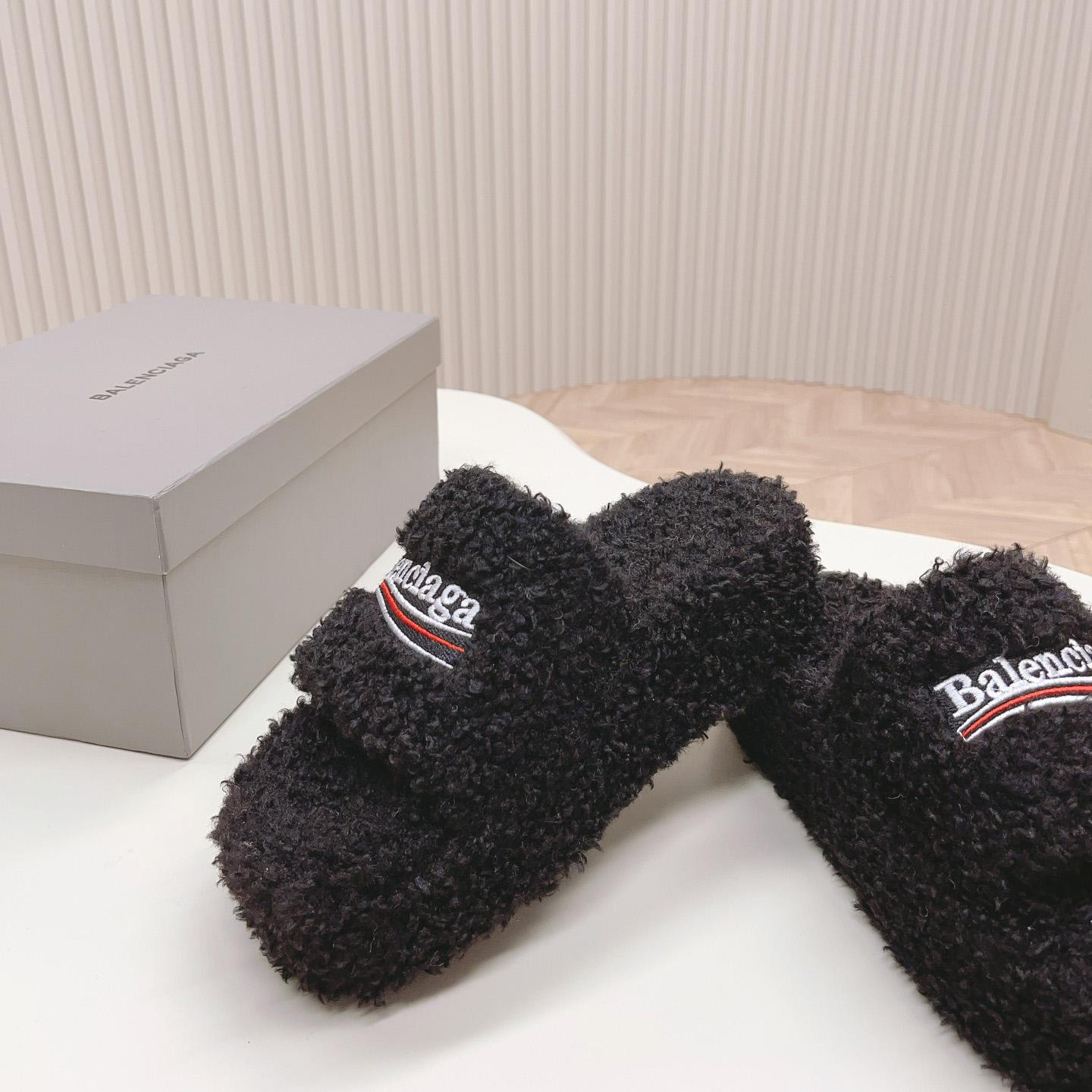 Balenciaga Pelzige Plateausandale in Schwarz<br>
 - EUR FASHION
