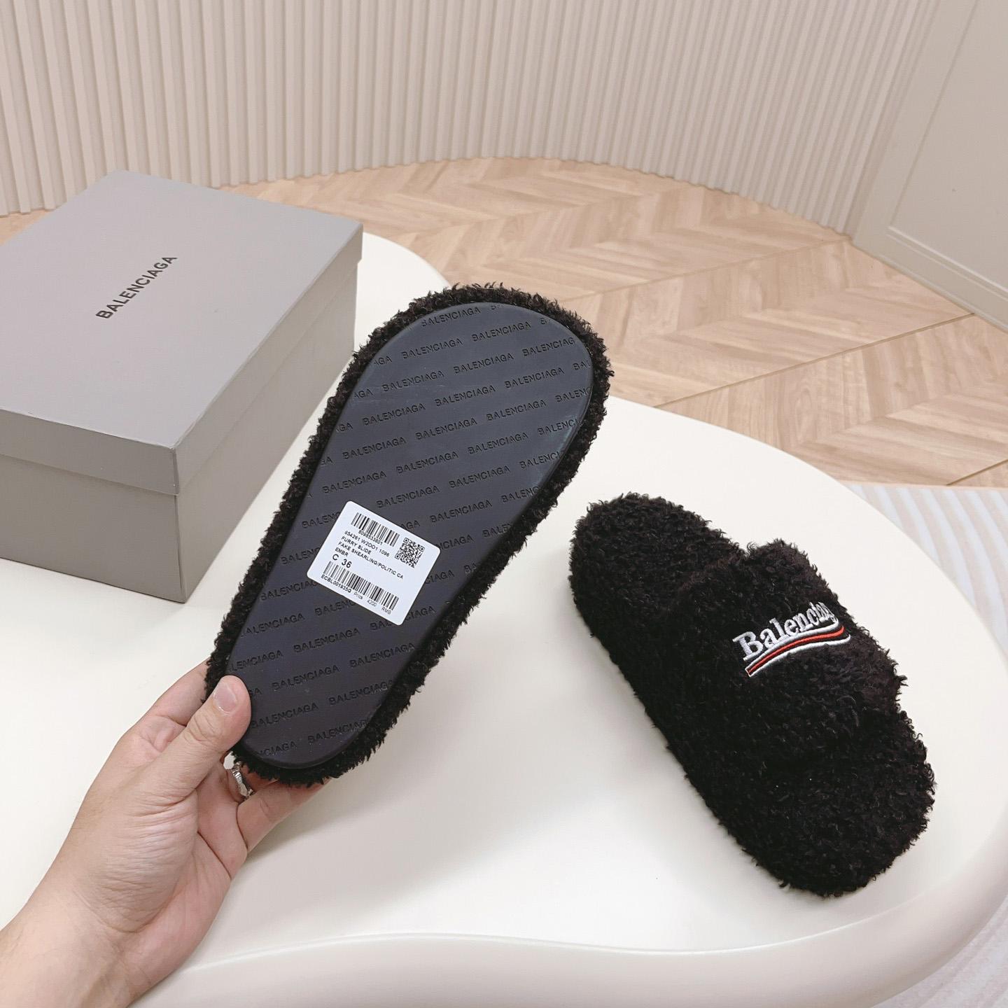 Balenciaga Pelzige Plateausandale in Schwarz<br>
 - EUR FASHION