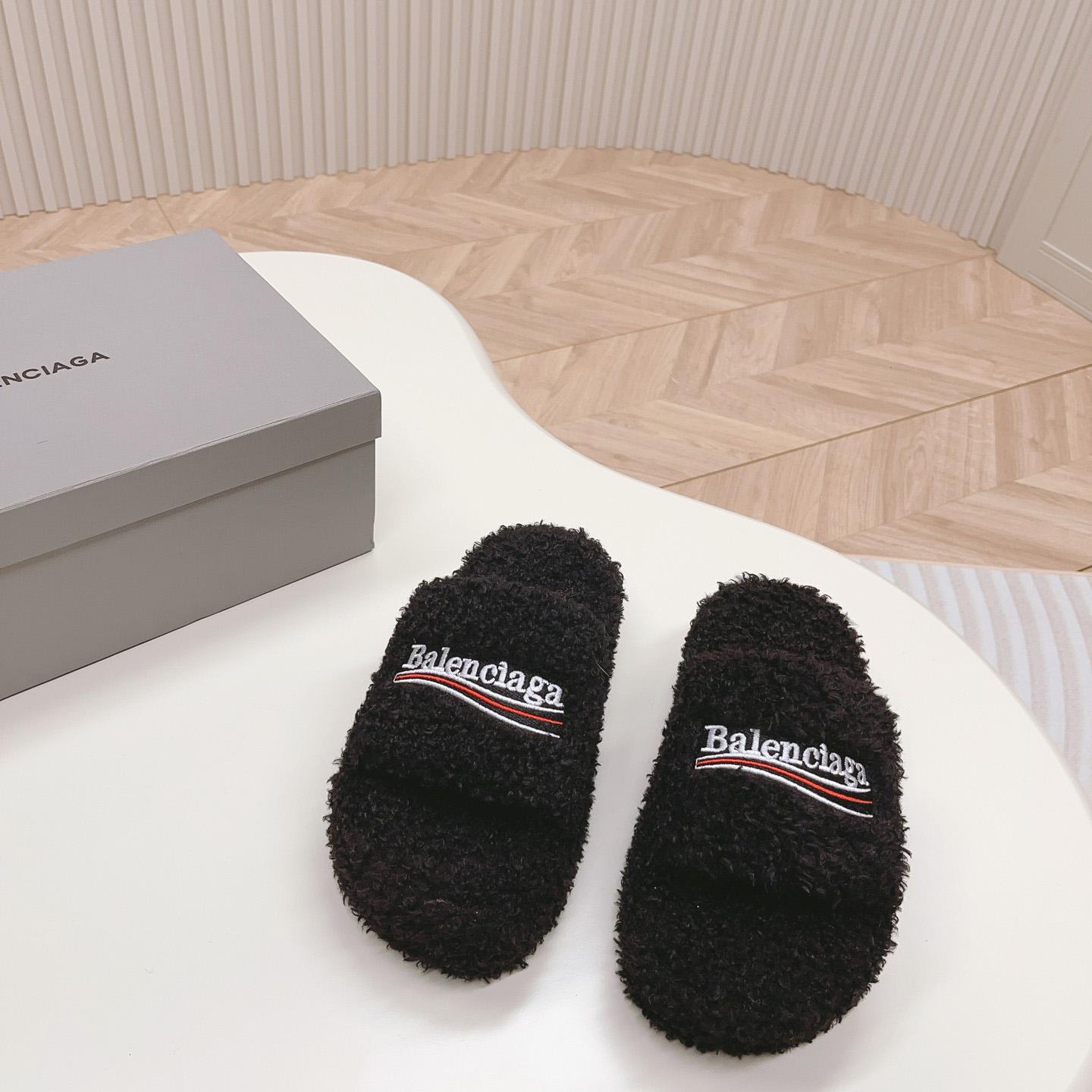 Balenciaga Pelzige Plateausandale in Schwarz<br>
 - EUR FASHION