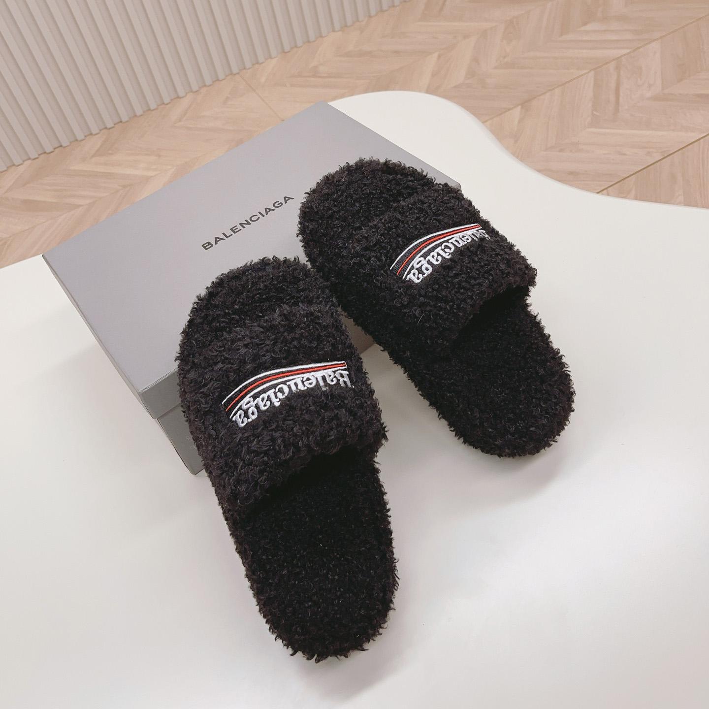Balenciaga Pelzige Plateausandale in Schwarz<br>
 - EUR FASHION