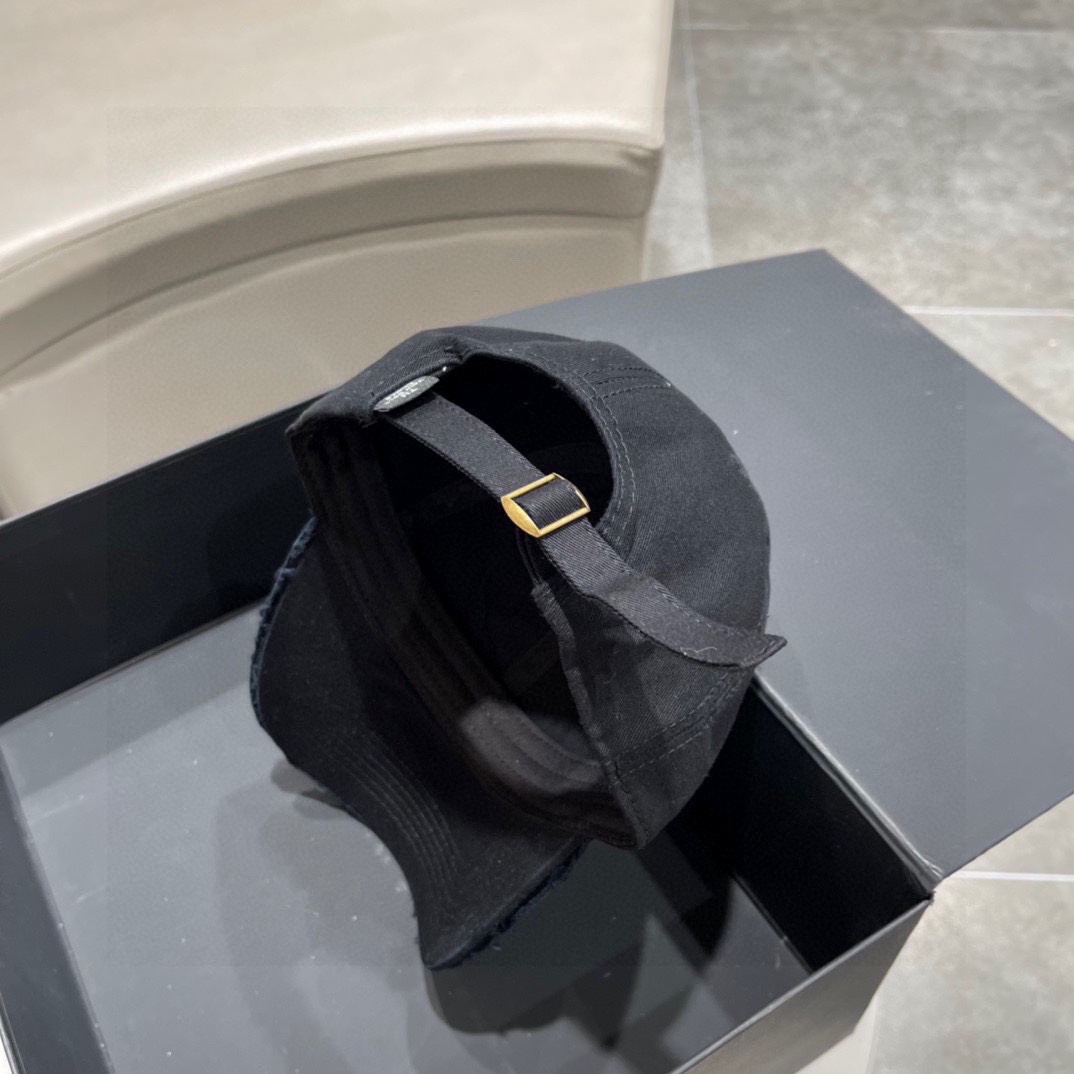 Balenciaga-Kappe<br>
 - EUR FASHION