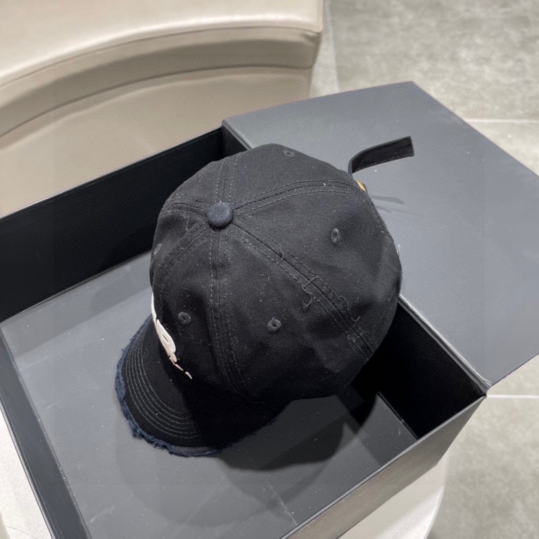 Balenciaga-Kappe<br>
 - EUR FASHION