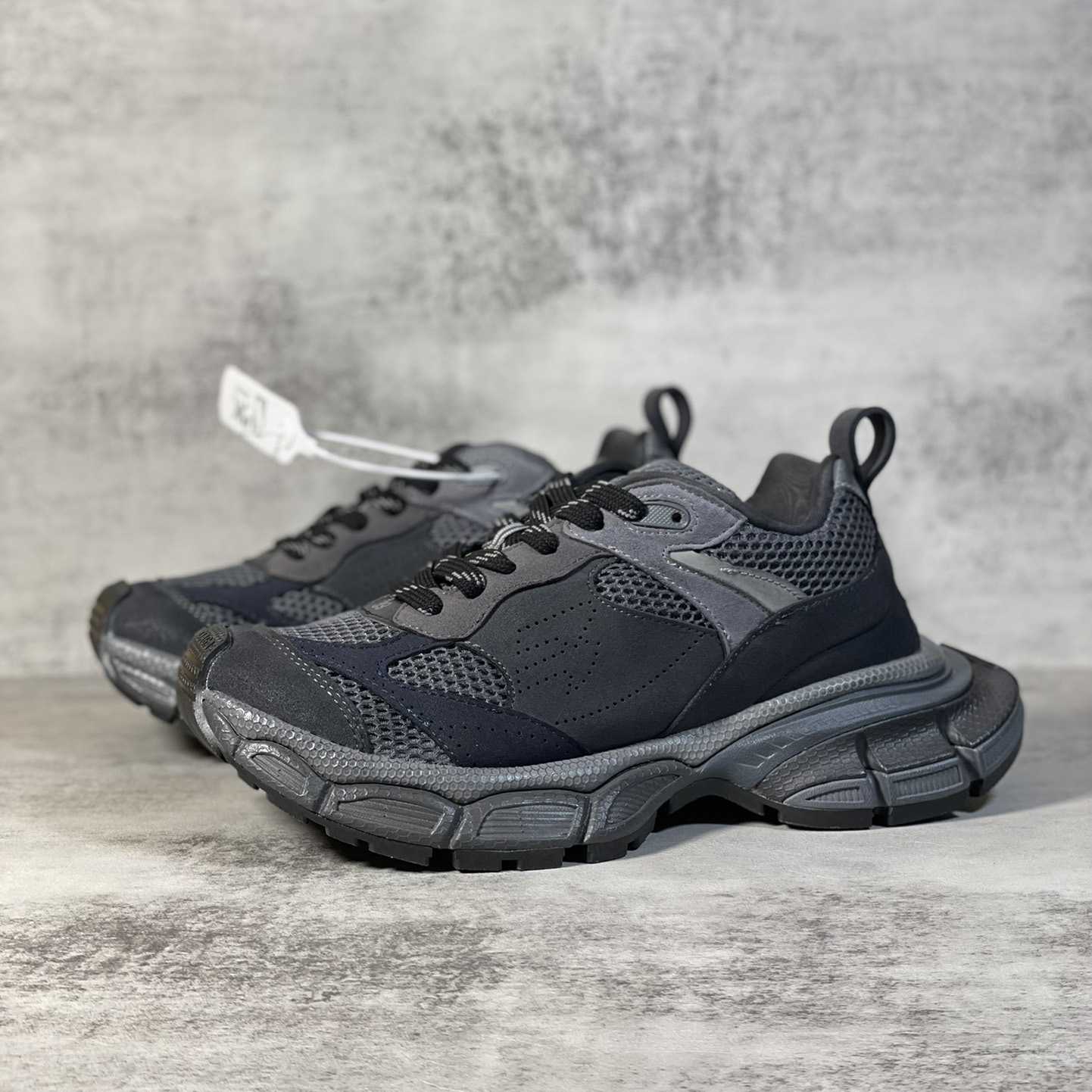 Balenciaga 3XL Sneaker in Dunkelgrau<br>
 - EUR FASHION