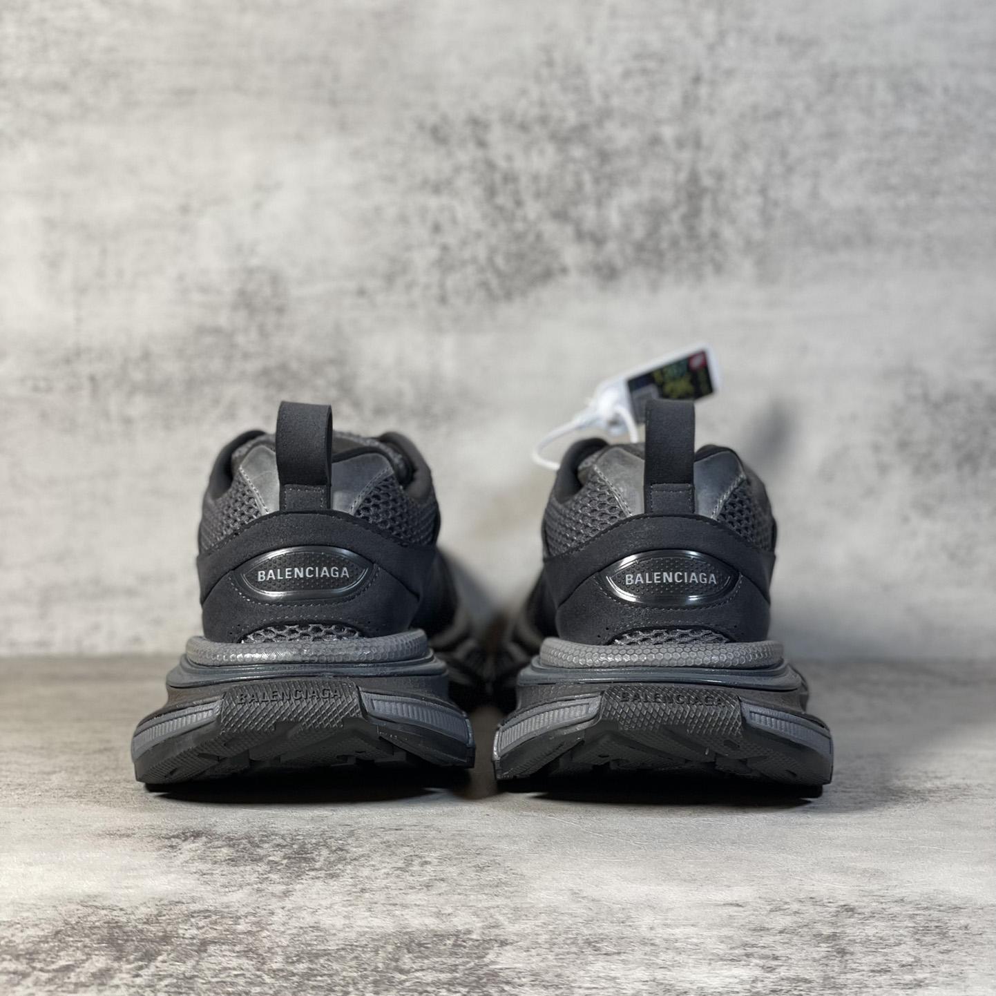Balenciaga 3XL Sneaker in Dunkelgrau<br>
 - EUR FASHION