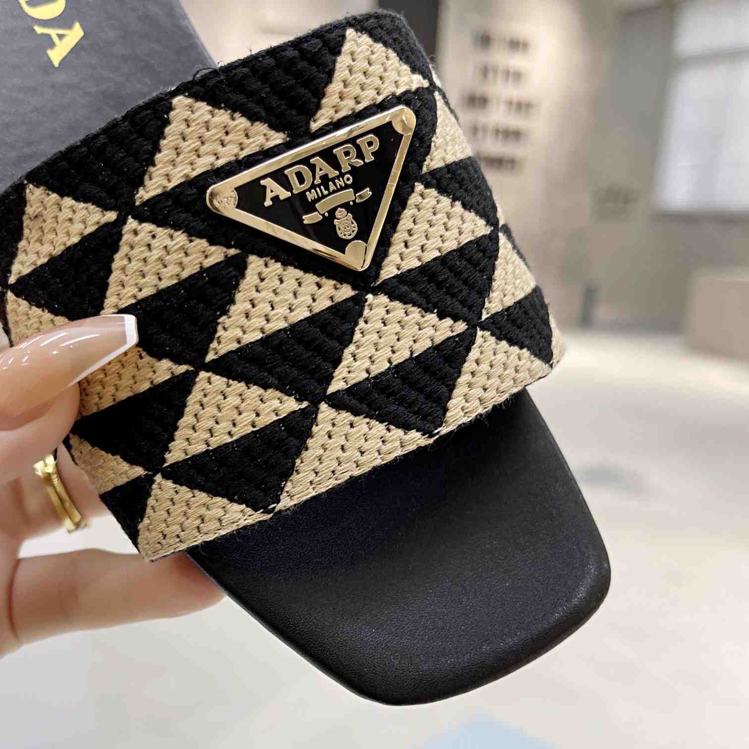 Pantoletten aus besticktem Stoff von Prada<br>
 - EUR FASHION