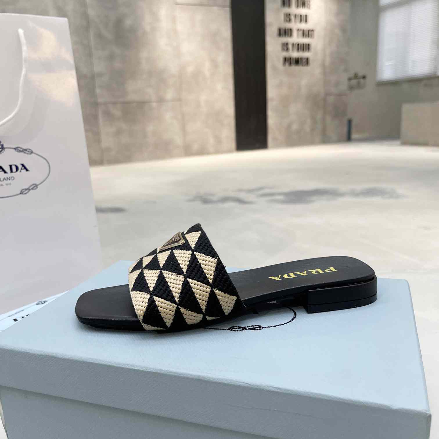 Pantoletten aus besticktem Stoff von Prada<br>
 - EUR FASHION