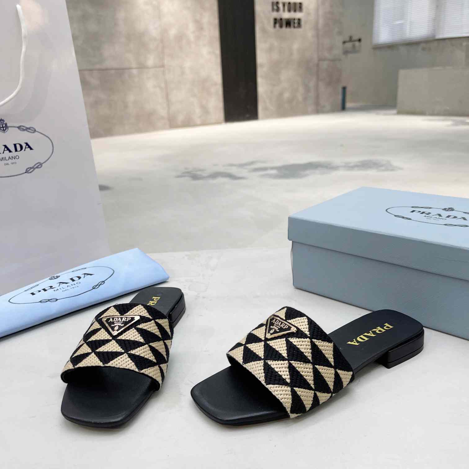Pantoletten aus besticktem Stoff von Prada<br>
 - EUR FASHION