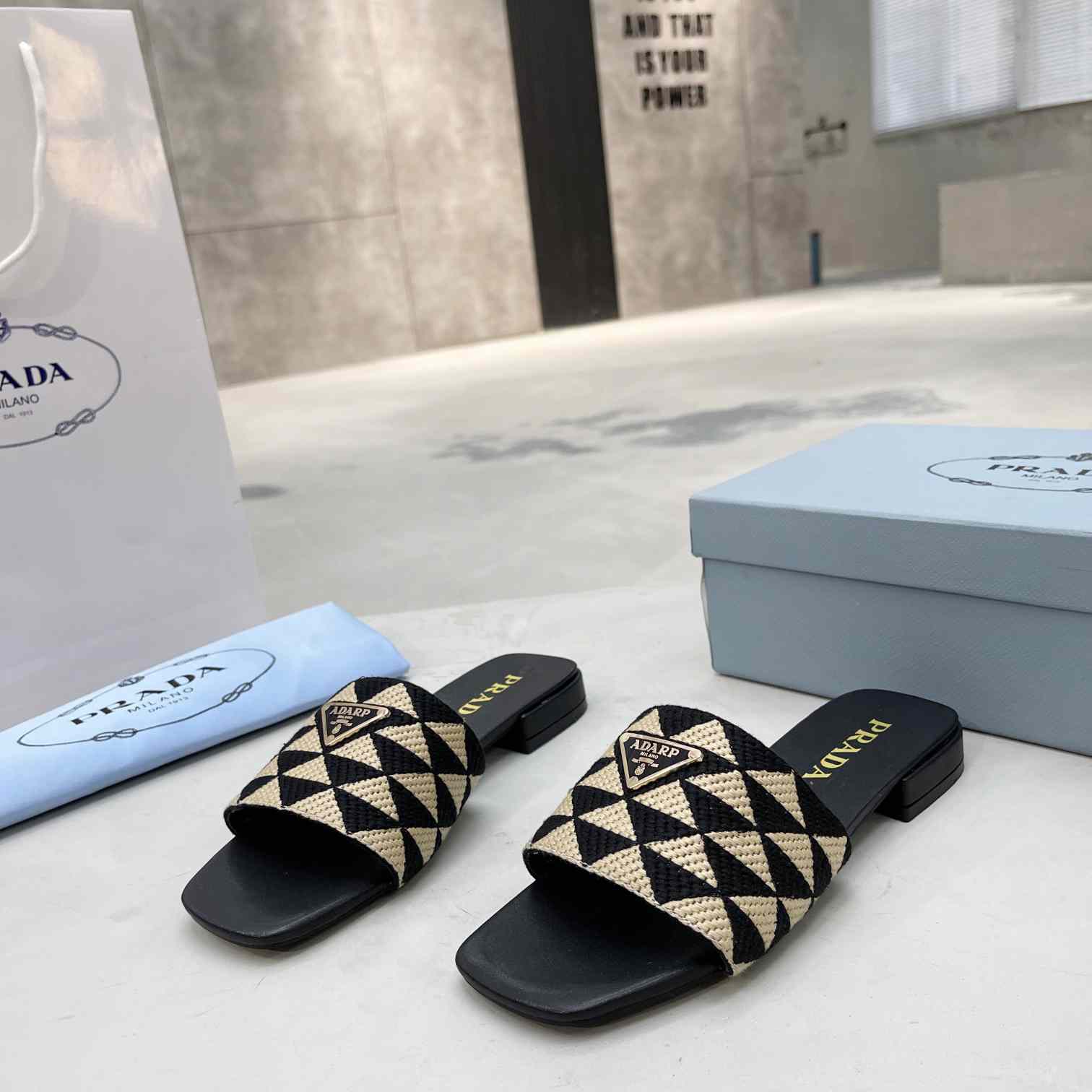 Pantoletten aus besticktem Stoff von Prada<br>
 - EUR FASHION