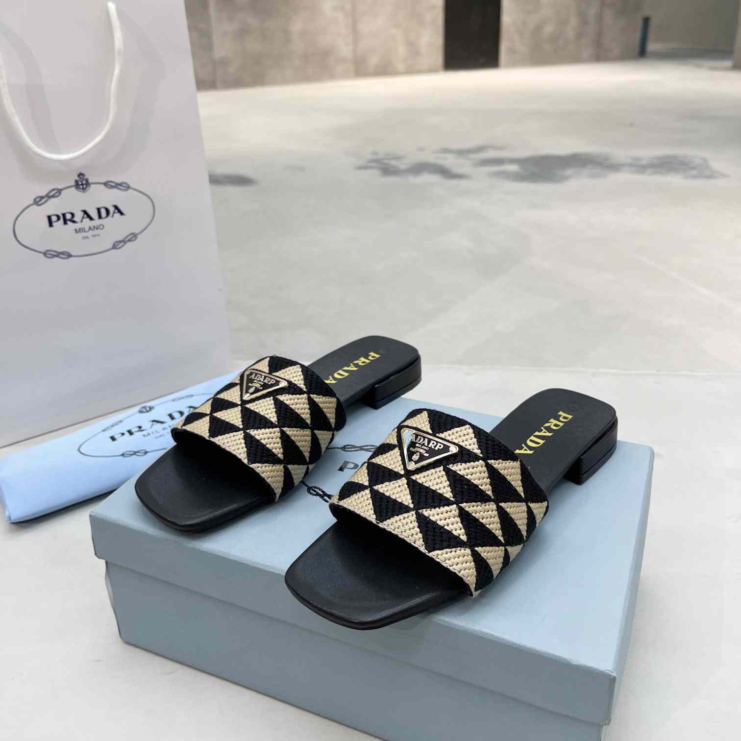 Pantoletten aus besticktem Stoff von Prada<br>
 - EUR FASHION
